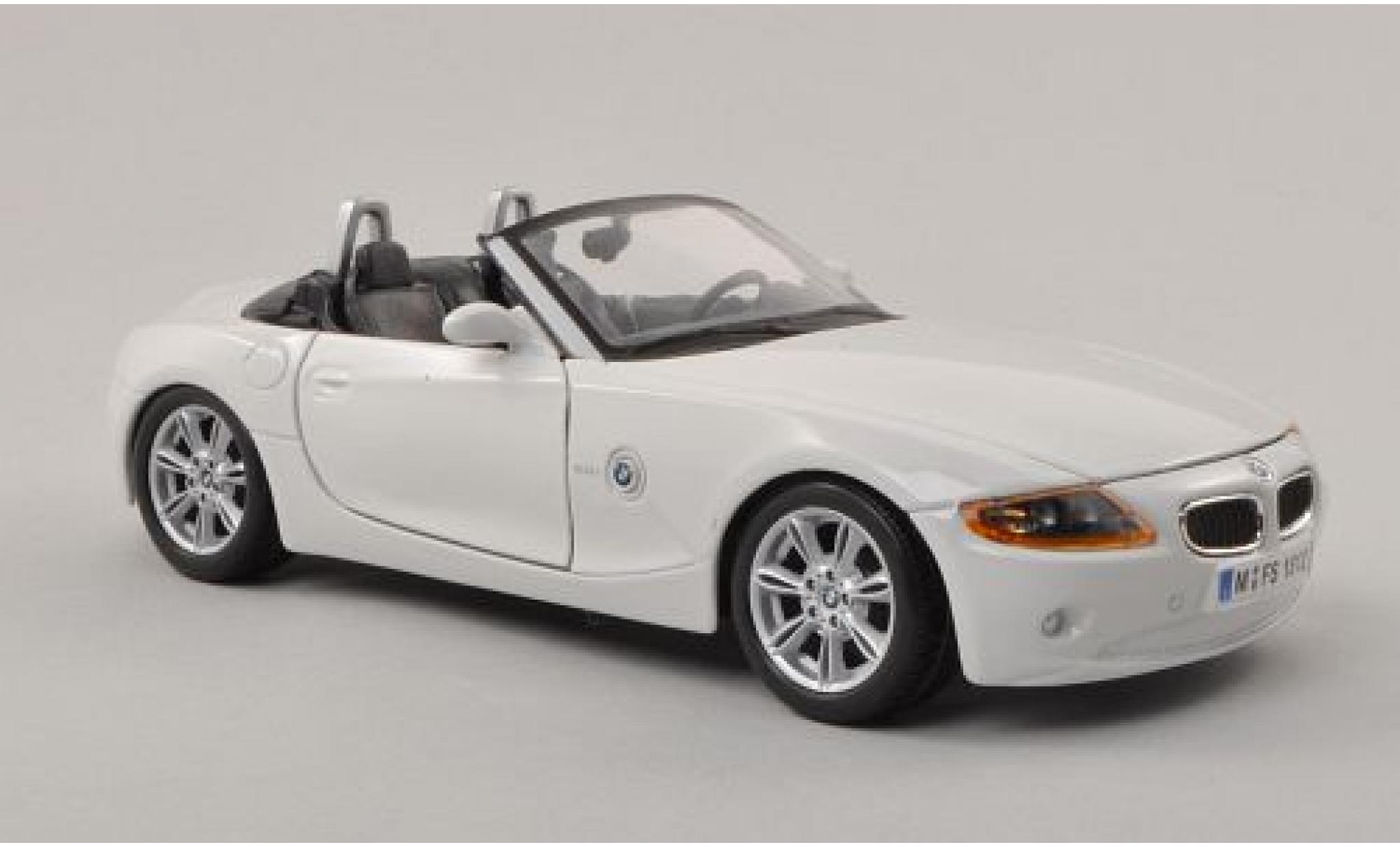 Bmw Z4 1/24 Burago wit modelauto