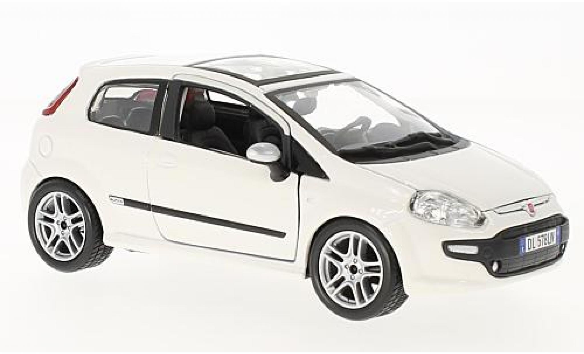 Fiat Punto 1/24 Burago Evo wit 2010 modelauto