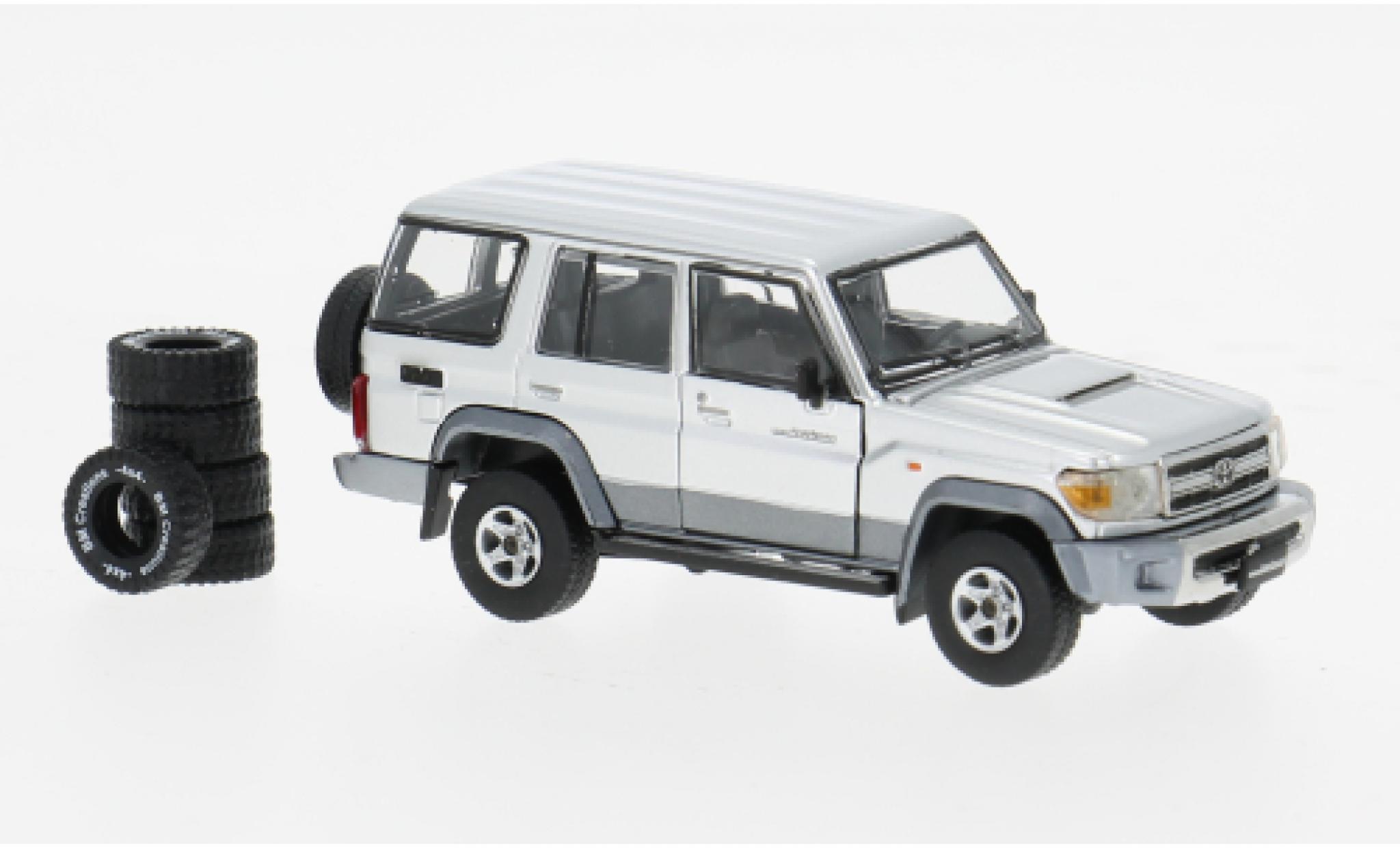 Toyota Land Cruiser 1/64 BM Creations LC76 grijs 1:64 modelauto