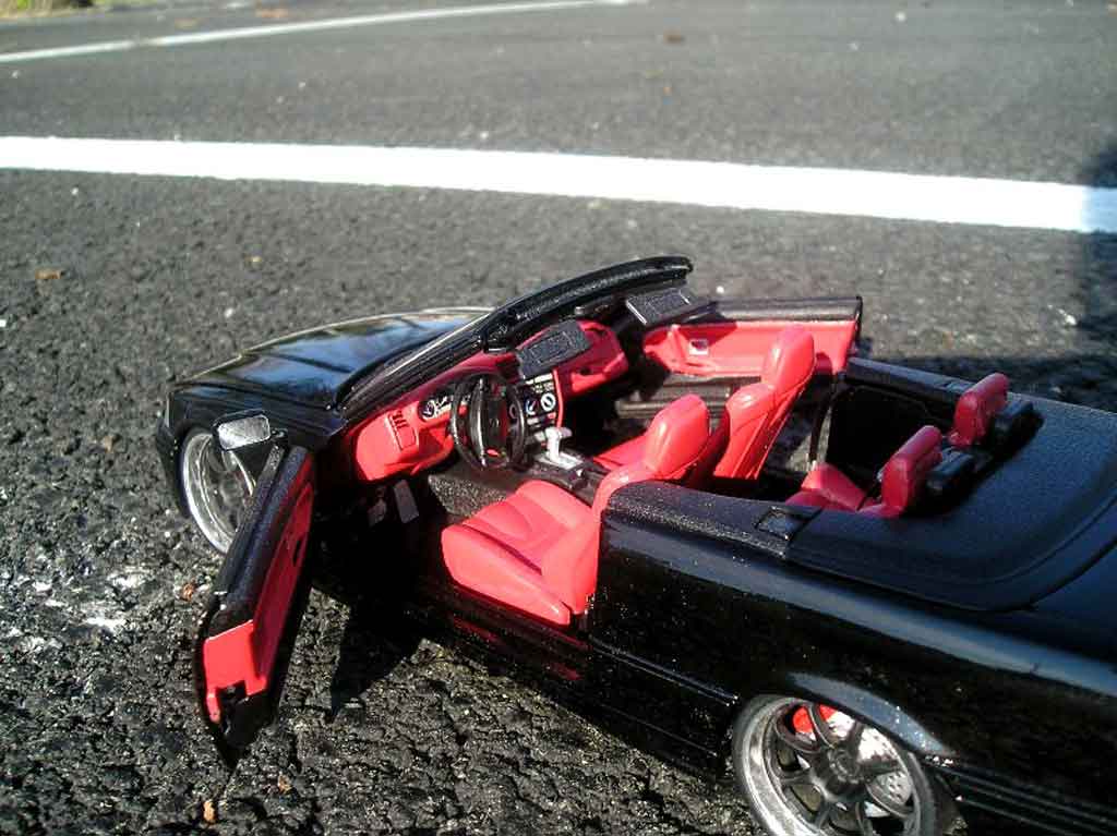 Bmw 325 Cabriolet E36 zwart interieur cuir rood jantes zwarts bords chromes 1/18 Maisto