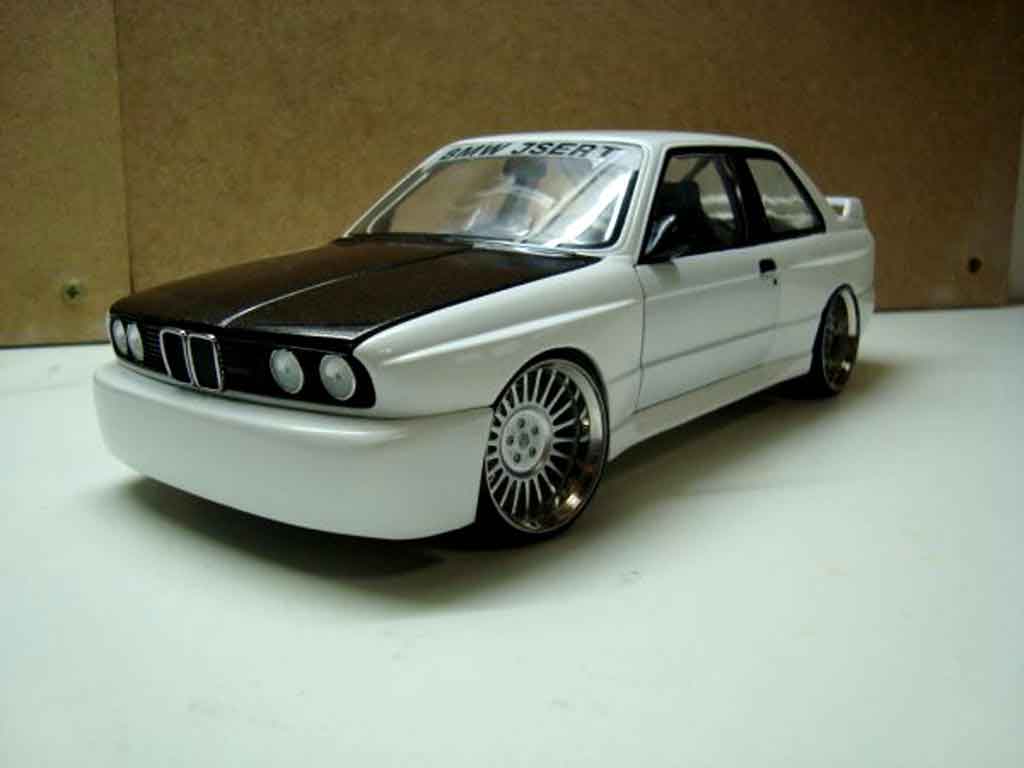 Bmw M3 E30 1/18 Minichamps E30 wit jantes hartge 19 pouces modelauto