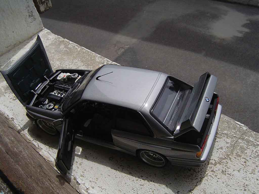 Bmw M3 coupe E30 grijs jantes de m3 e46 avec cerclage chrome 1/18 Kyosho