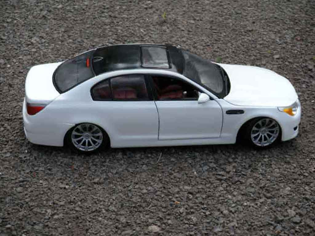 Bmw M5 berline E60 wit et zwart 1/18 Maisto