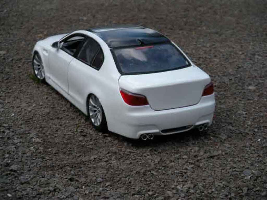 Bmw M5 berline E60 wit et zwart 1/18 Maisto