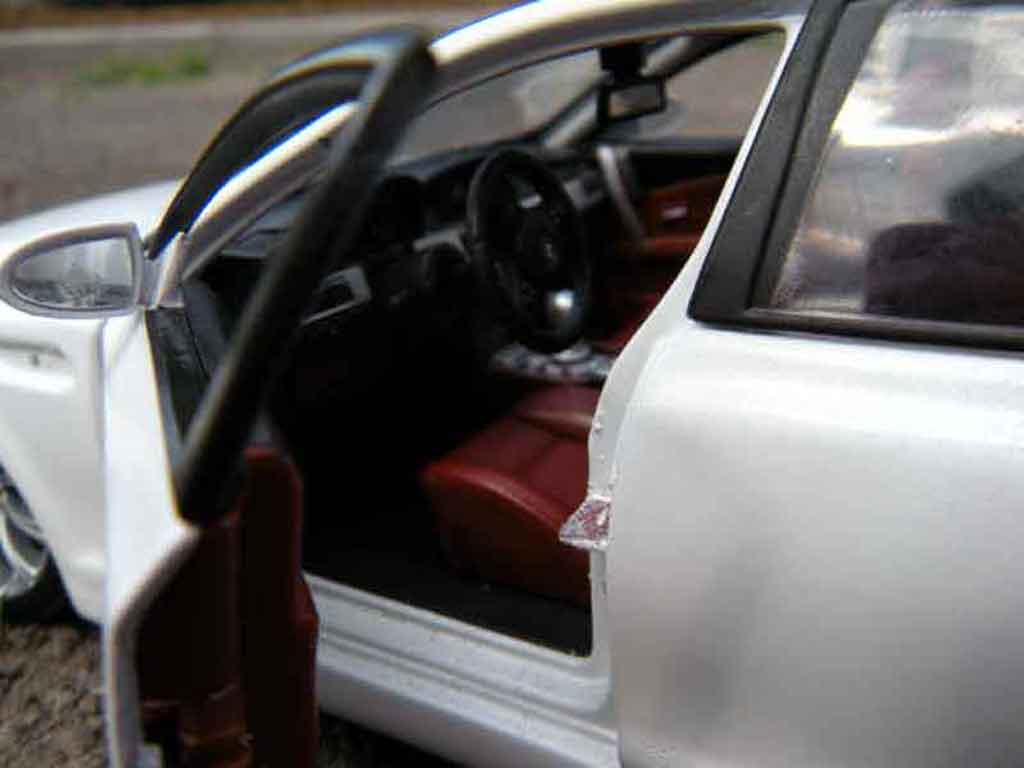 Bmw M5 berline E60 wit et zwart 1/18 Maisto