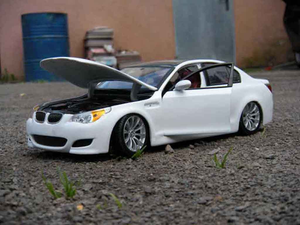 Bmw M5 berline E60 wit et zwart 1/18 Maisto
