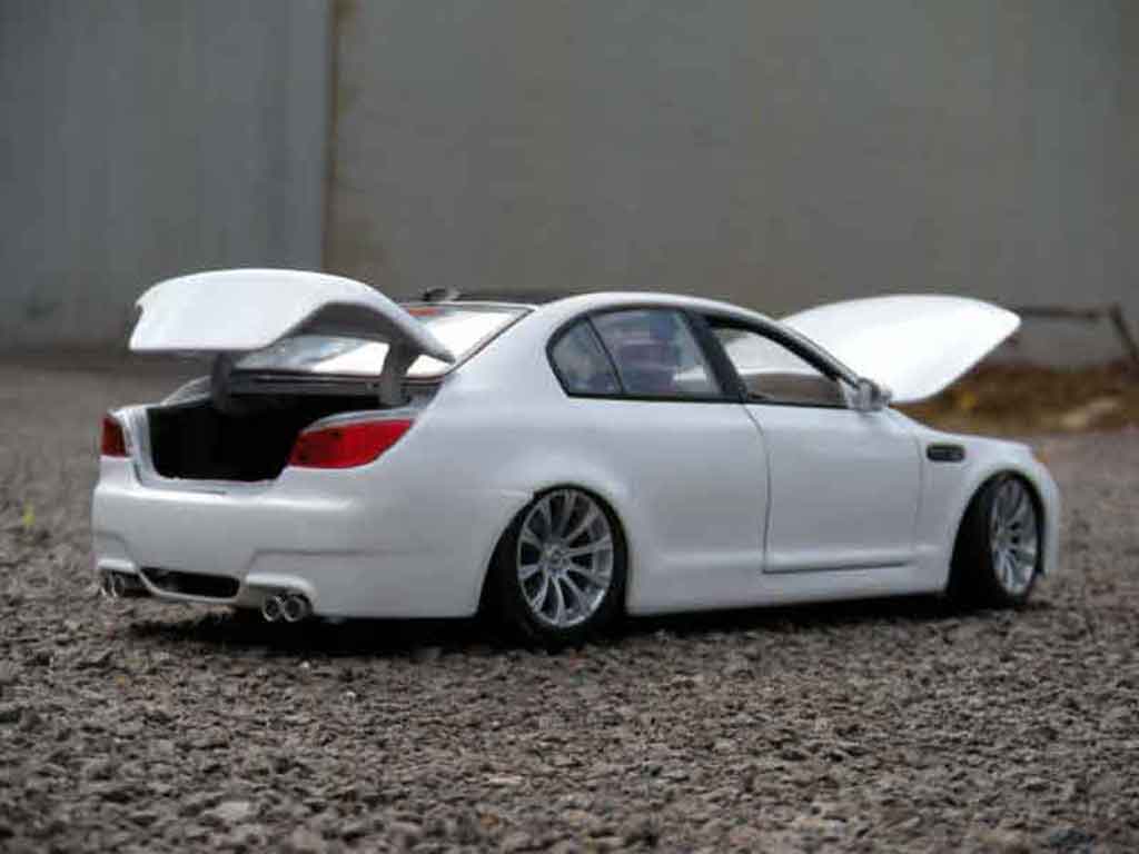 Bmw M5 berline E60 wit et zwart 1/18 Maisto