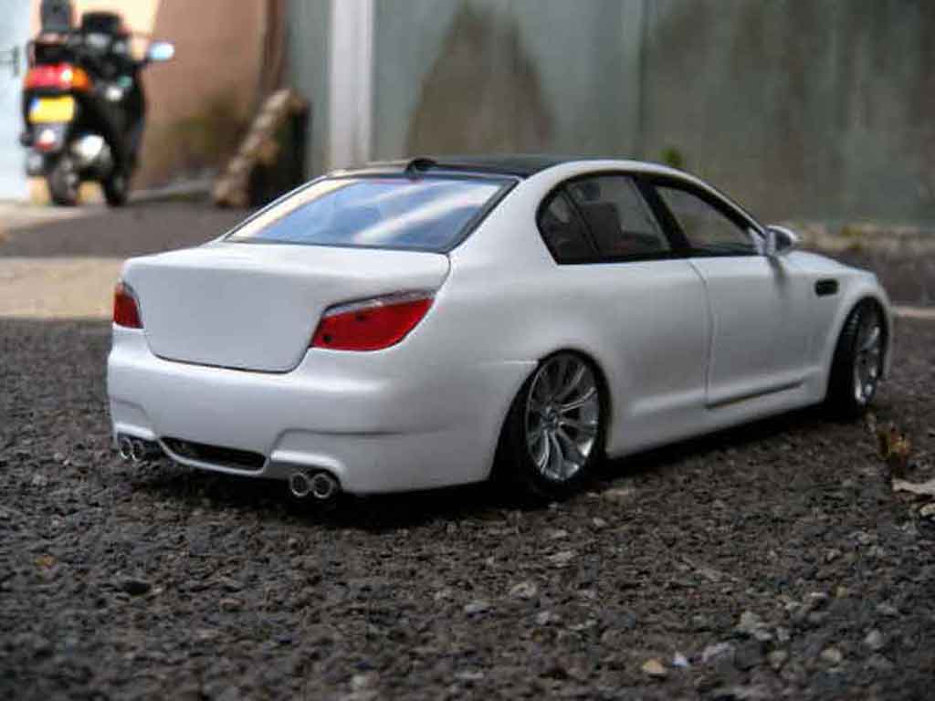 Bmw M5 berline E60 wit et zwart 1/18 Maisto