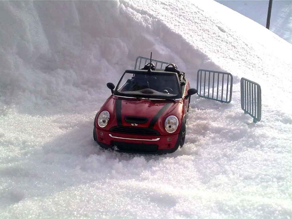 Mini Cabriolet S rood 1/18 Burago