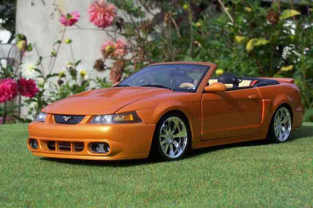 Ford Mustang 2003 1/18 Ut Models 2003 svt cabriolet oranje juice modelauto