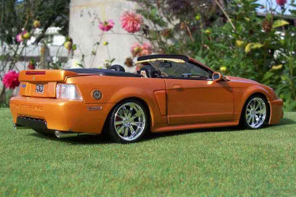 Ford Mustang 2003 svt cabriolet oranje juice 1/18 Ut Models