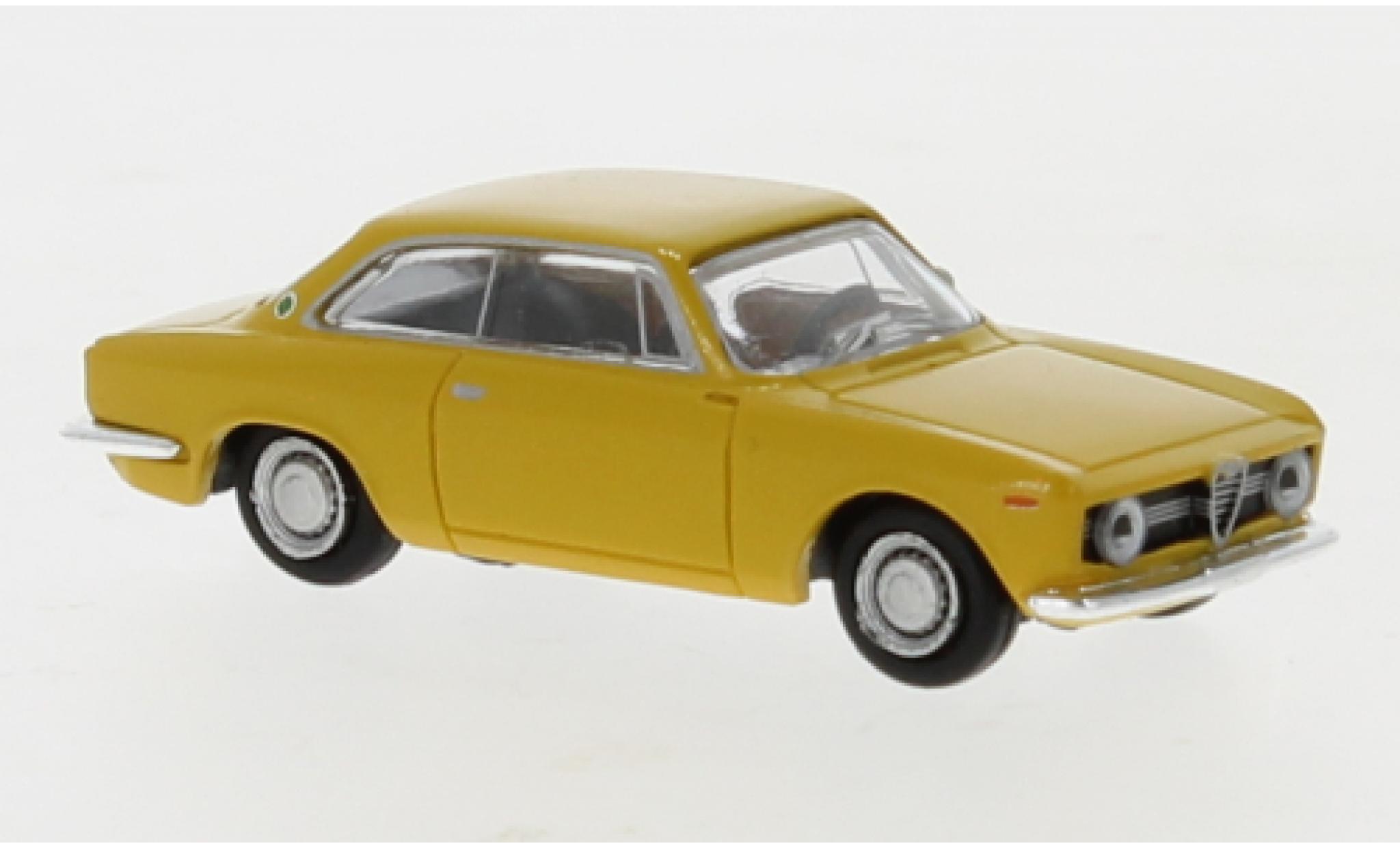 Alfa Romeo Giulia 1/87 Brekina Sprint GT geel 1974 modelauto