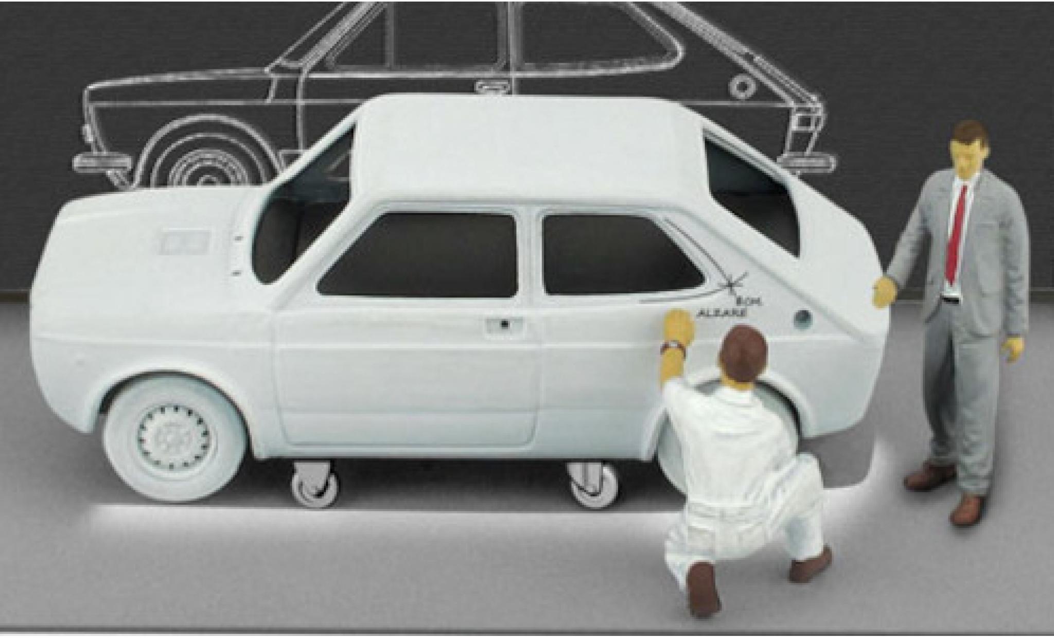 Fiat 127 1/43 Brumm (1a Serie) matt-grijs 1971 mit Figuren in Sonderverpackung Centro Stile modelauto