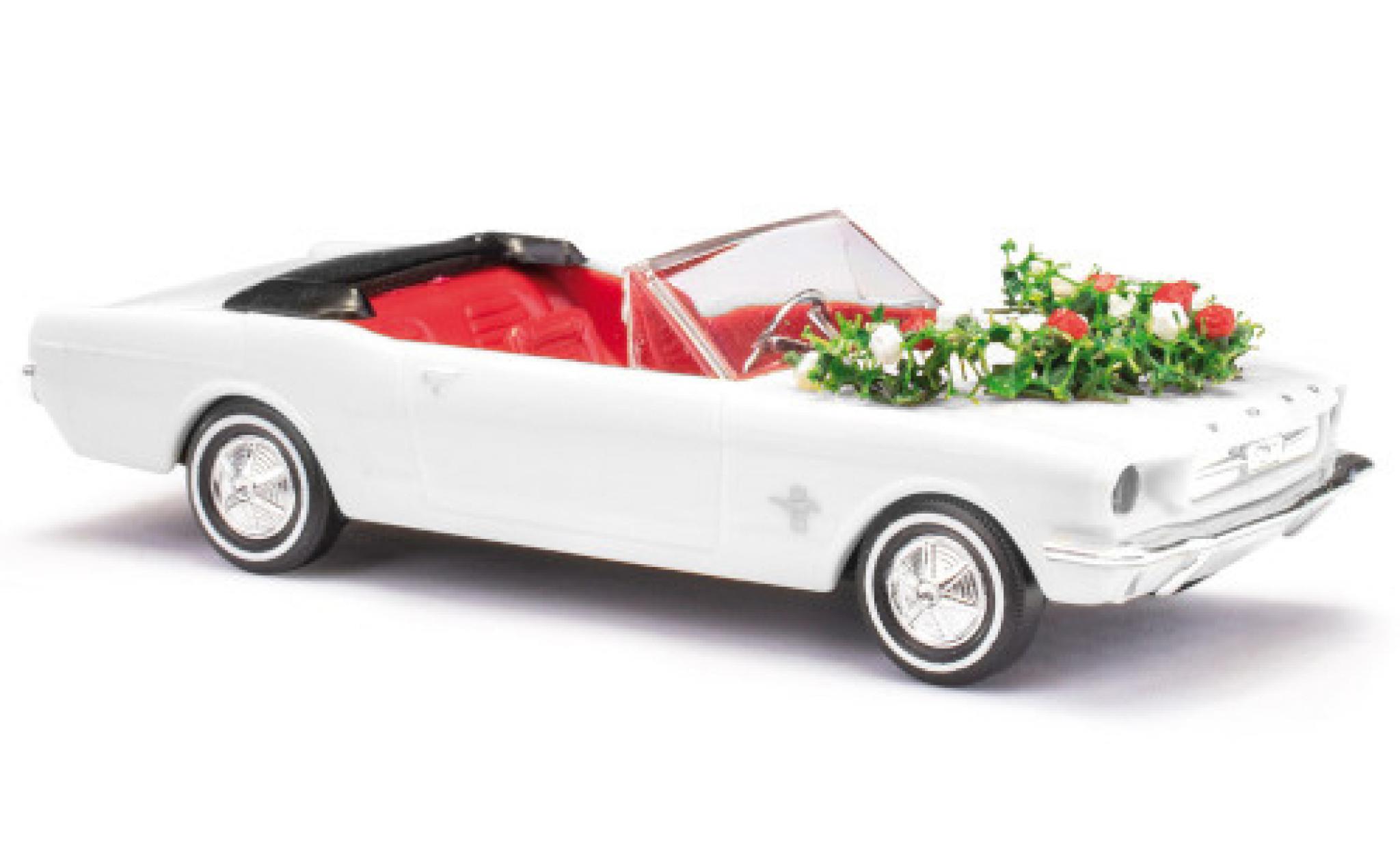 Ford Mustang 1/87 Busch Cabriolet wit mariage avec D&eacute;coration modelauto