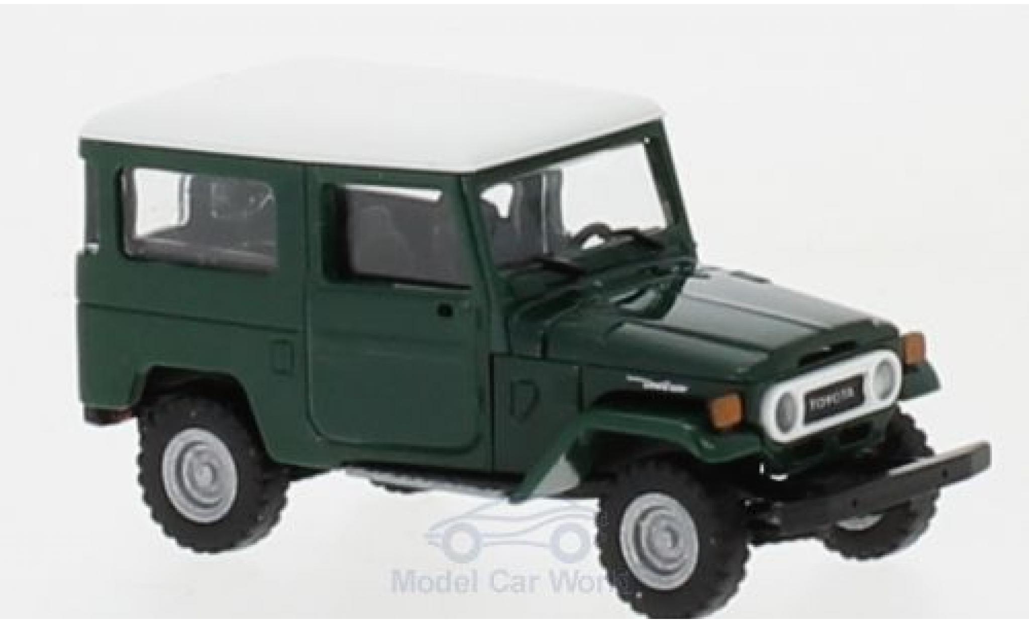 Toyota Land Cruiser 1/87 Busch J4 groen/wit modelauto