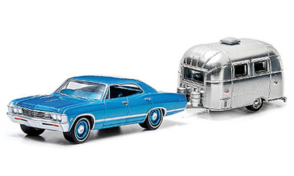Chevrolet Impala 1/64 Greenlight Sport Sedan blauw und Airstream 16 Bambi 1967 modelauto