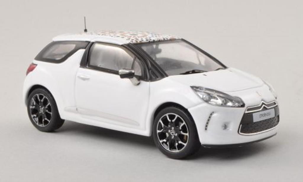 DS Automobiles DS3 1/43 IXO Kenzo Edition wit mit Dachdekoration 2010 modelauto