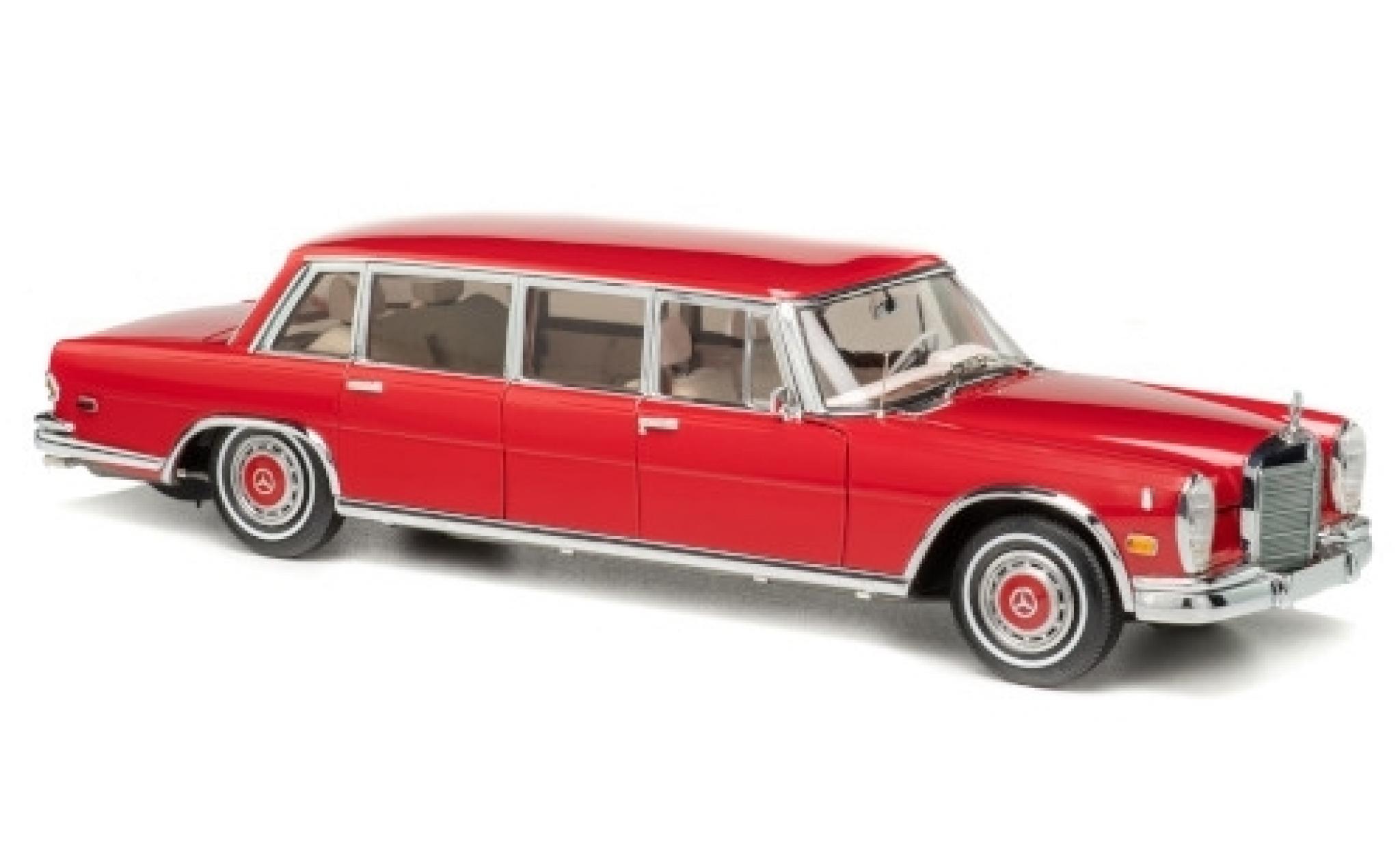 Mercedes 600 1/18 CMC Pullman (W100) rood 1972 Roter Baron Charles M. Schulz modelauto