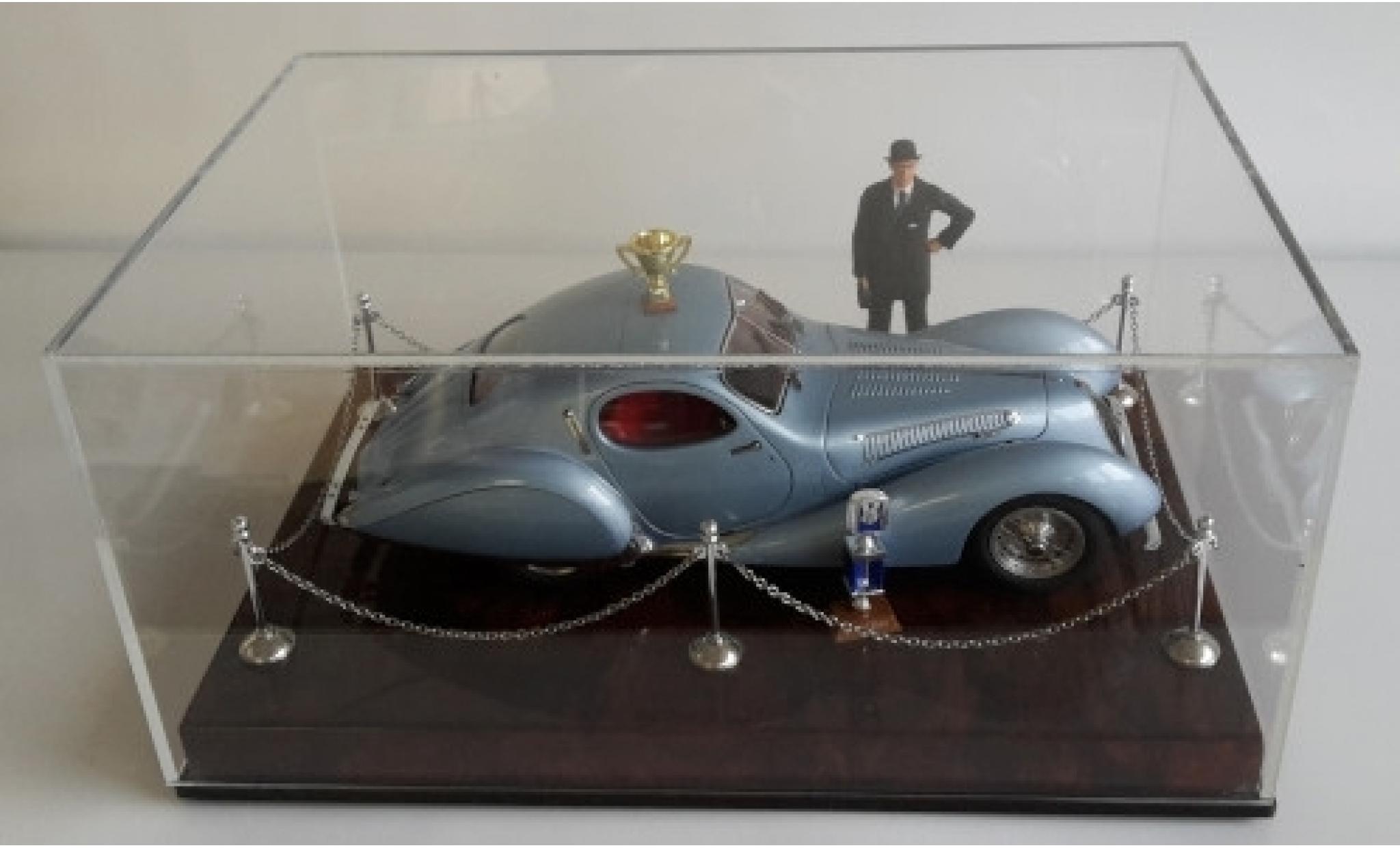 Talbot Lago 1/18 CMC Diorama: T150 C-SS metallic blauw RHD y compris les podium Vitrine figurine et plinthe modelauto