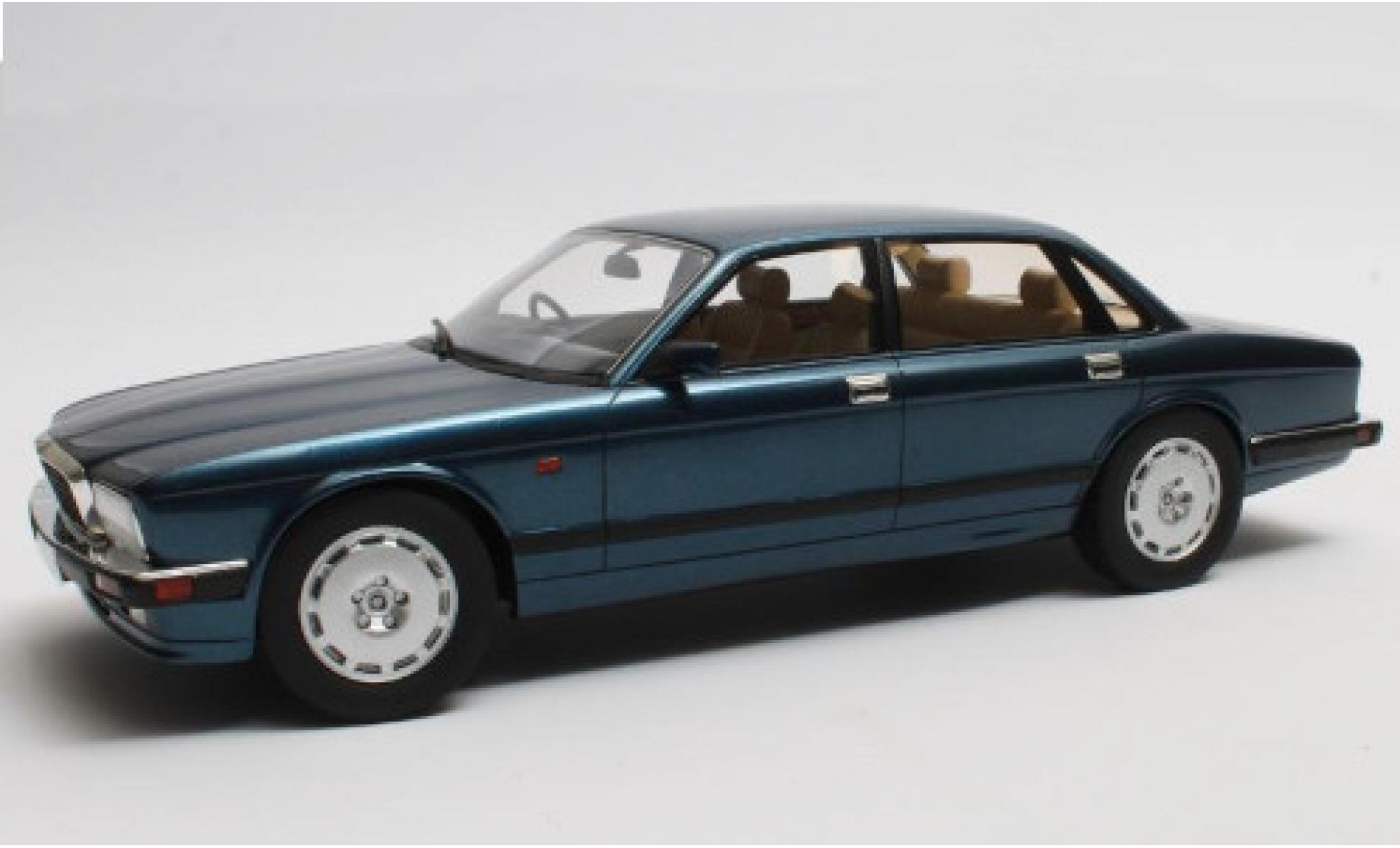 Jaguar XJ 1/18 Cult Scale Models R (40) metallic blauw RHD 1990 modelauto