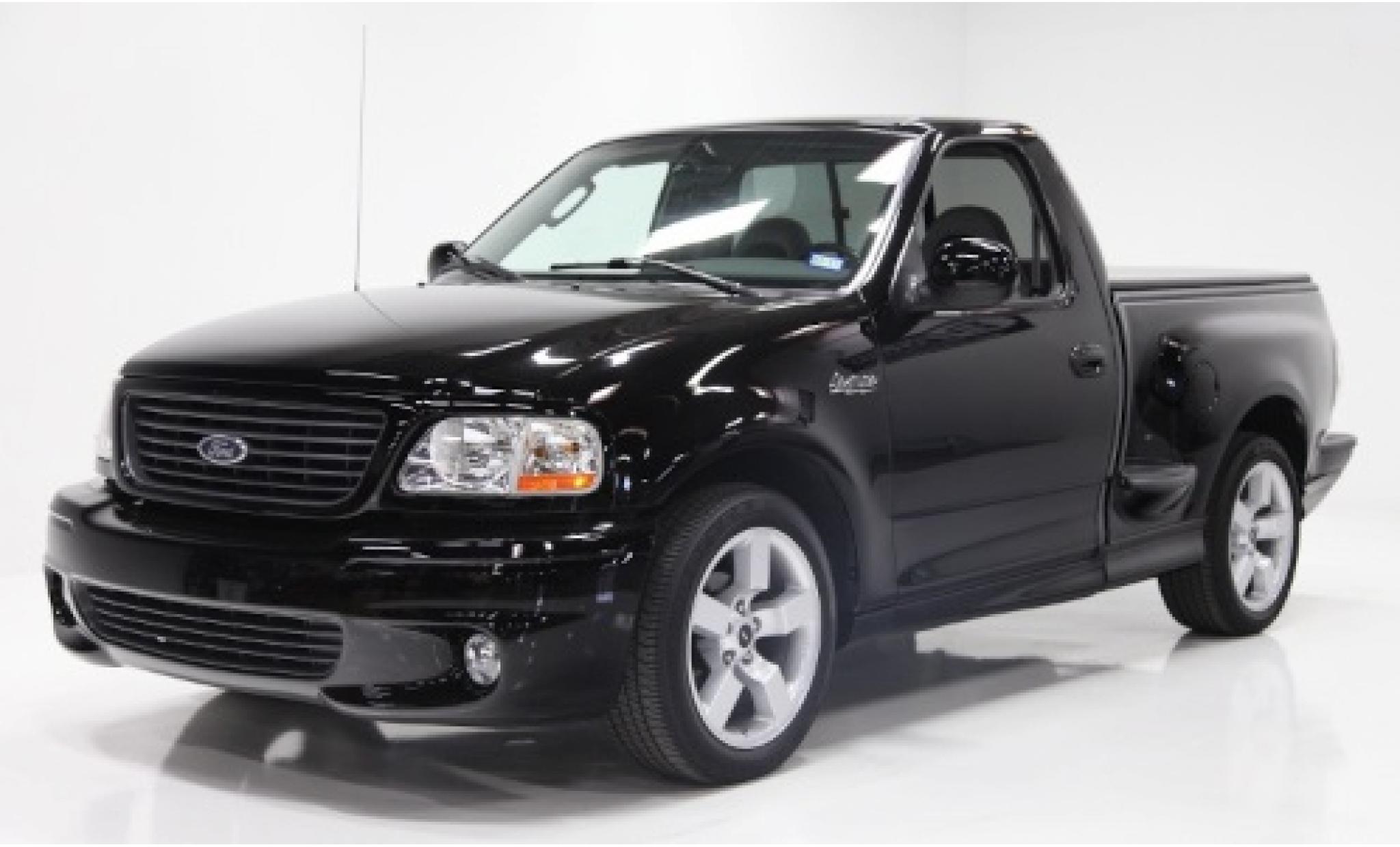 Ford F-1 1/18 DNA Collectibles 50 SVT Lightning zwart 2003 modelauto
