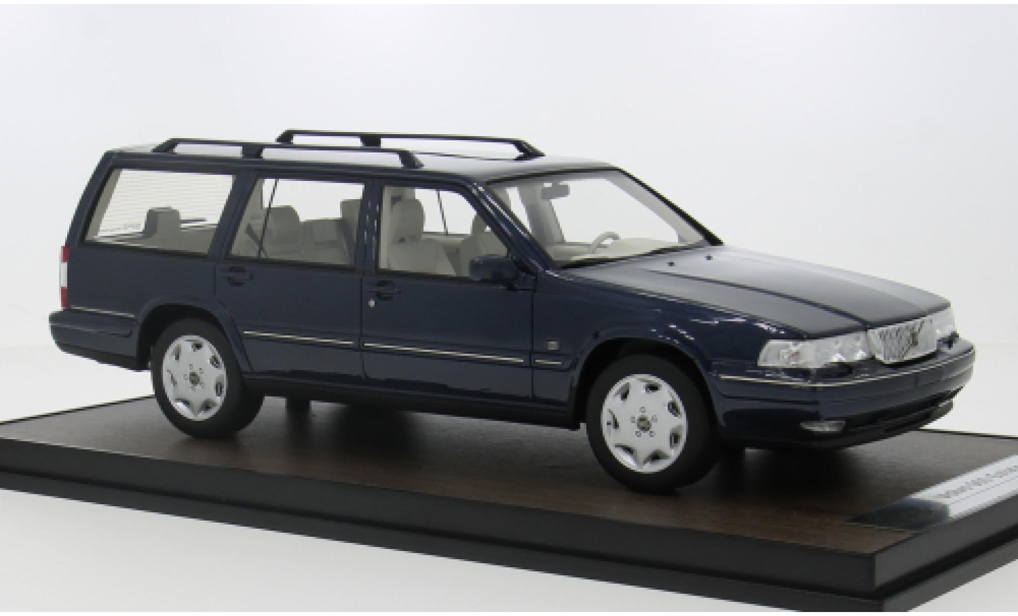 Volvo 960 1/18 DNA Collectibles Estate blauw 1:18 modelauto