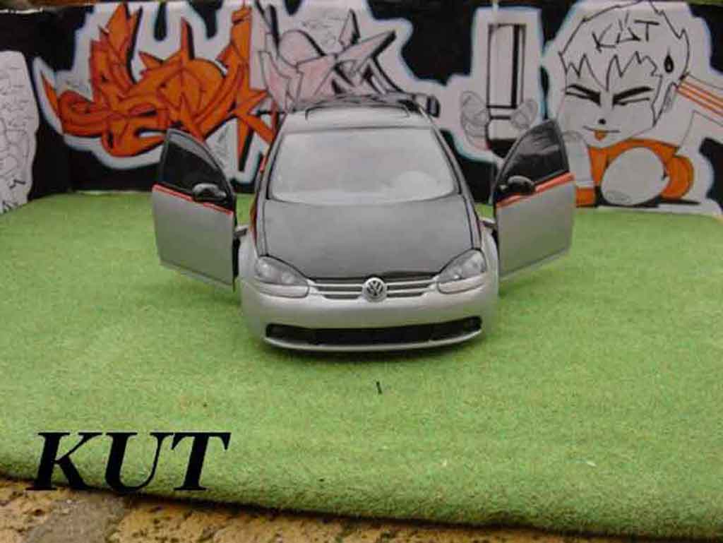 Volkswagen Golf GTI suspensions pneumatiques 1/18 Burago