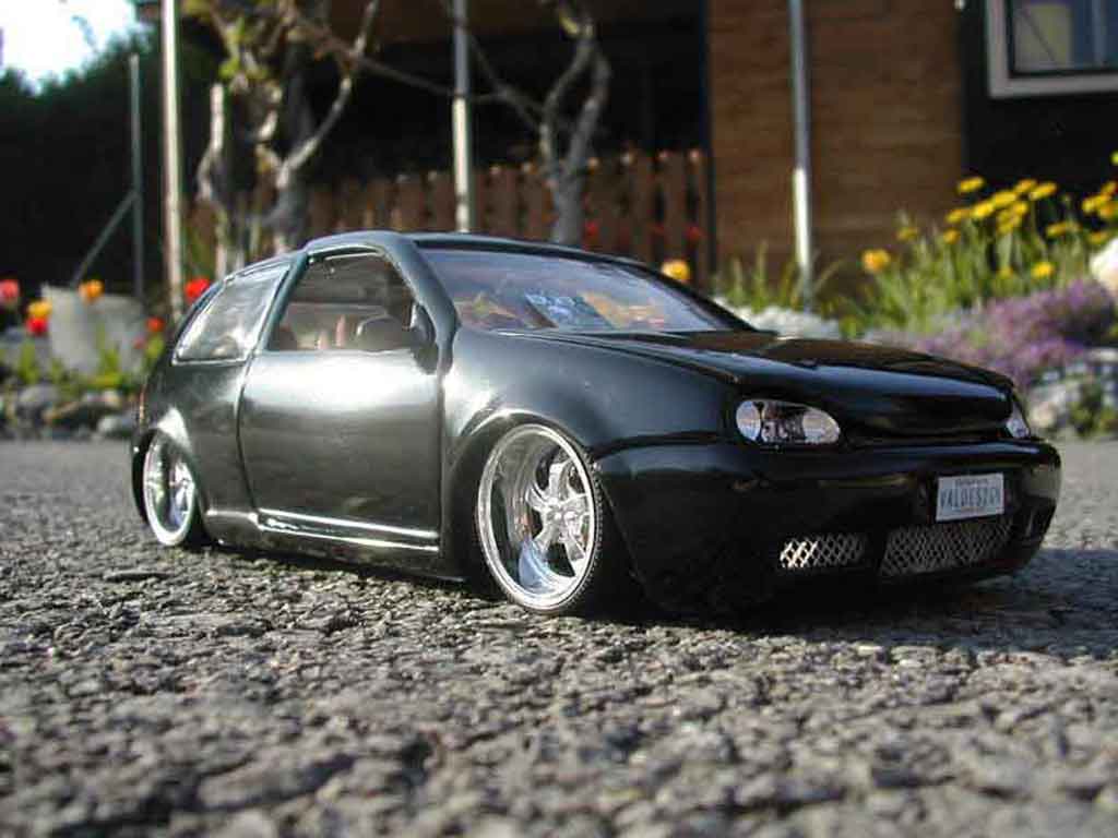Volkswagen Golf 4 GTI 1/18 Revell 4 GTI p.i.m.p modelauto