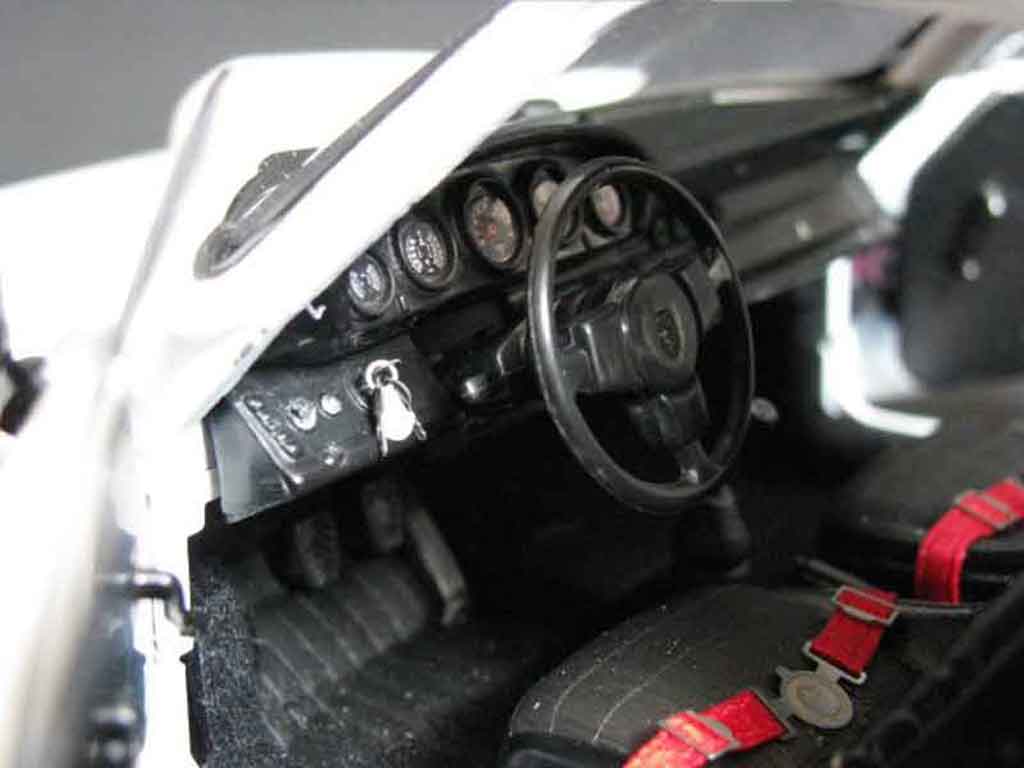 Porsche 911 RS 3.0 carrera wit 1/18 Universal Hobbies