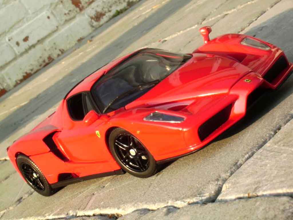 Ferrari Enzo 1/18 Hot Wheels rood jantes zwarts modelauto