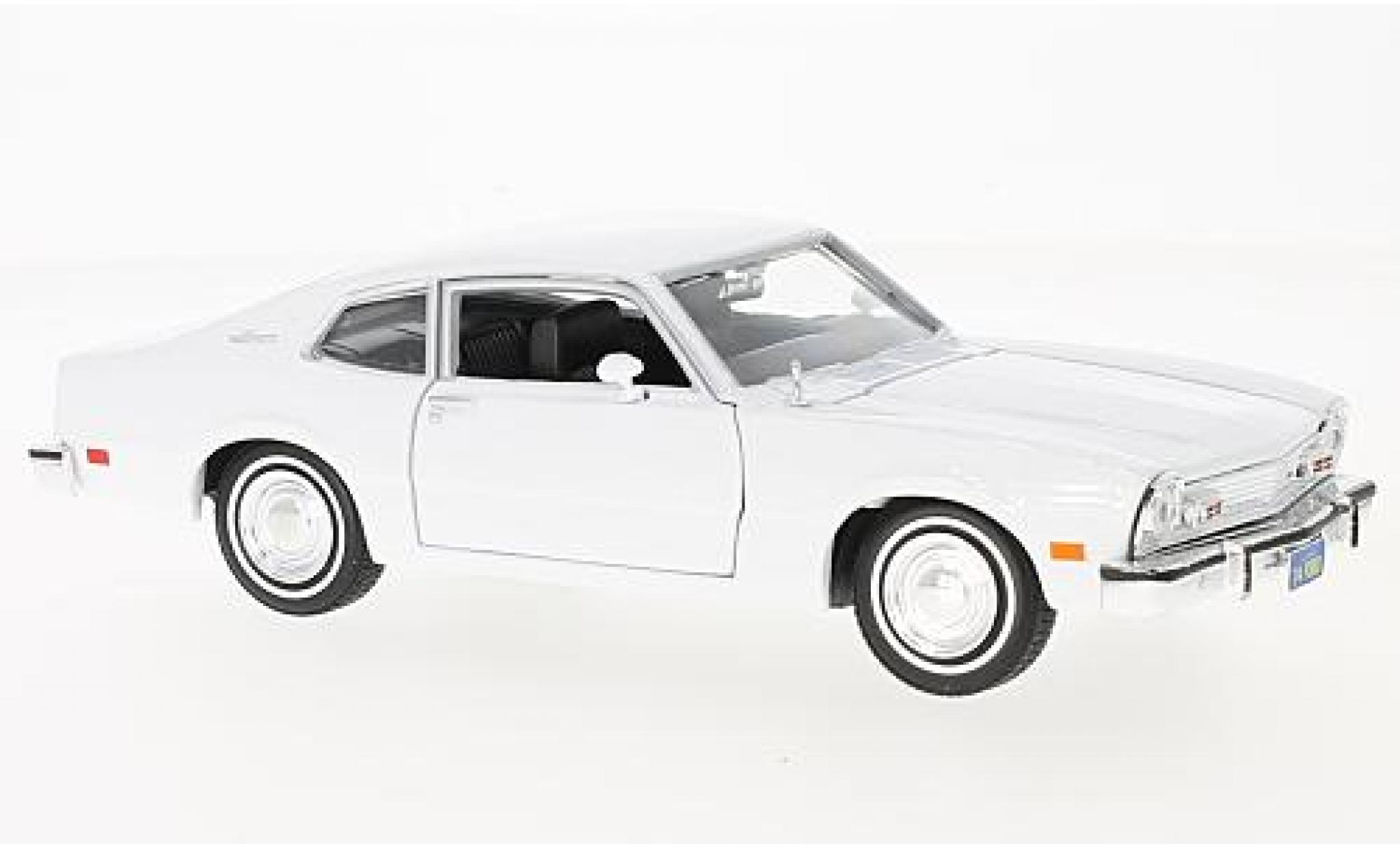Ford Maverick 1/24 Motormax Grabb wit 1:24 modelauto