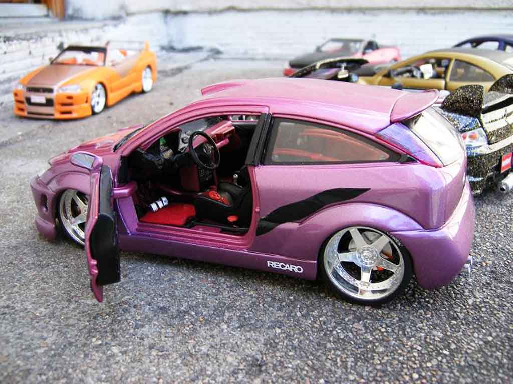 Ford Focus RS 1/18 Burago RS violine show car modelauto