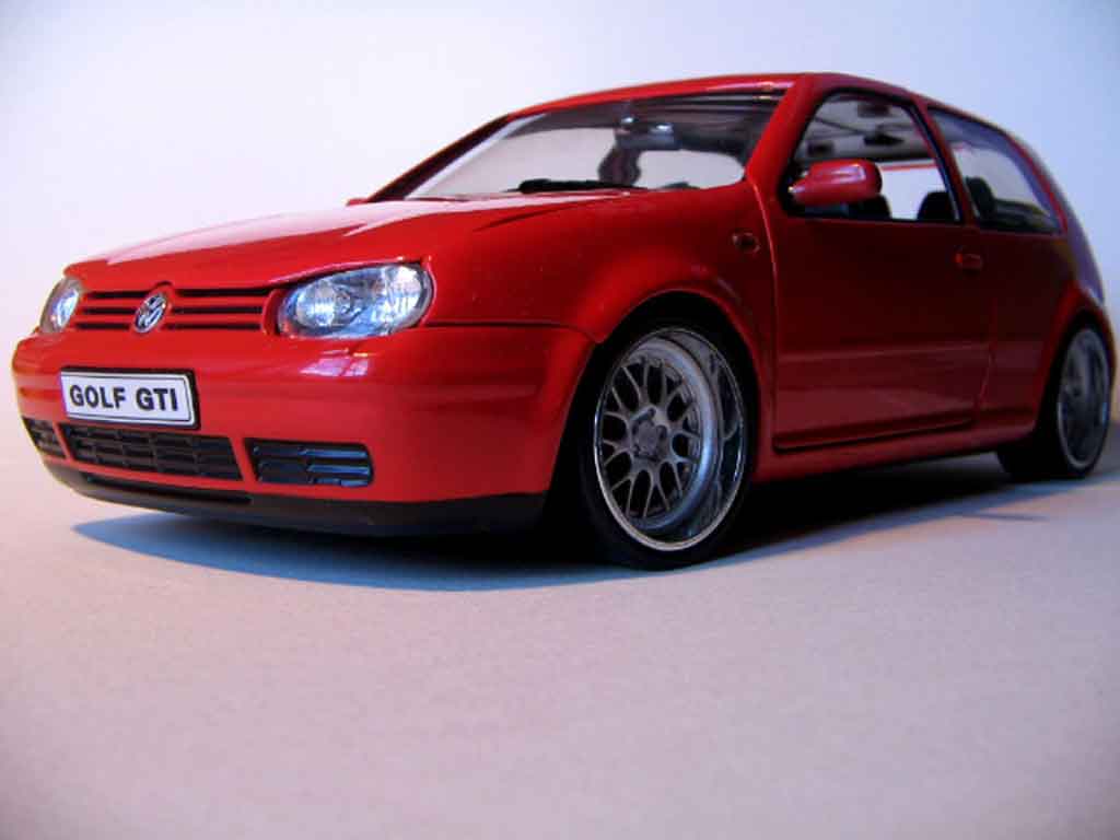 Volkswagen Golf 4 GTI 1/18 Revell 4 GTI rood jantes bords larges modelauto