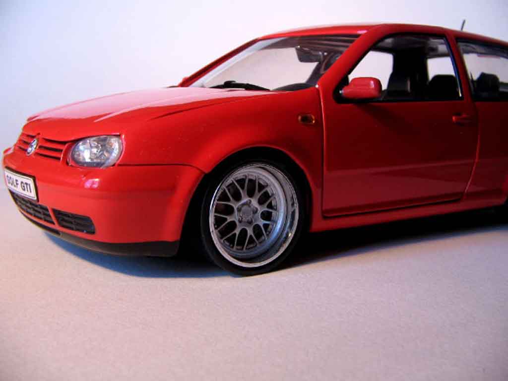 Volkswagen Golf GTI rood jantes bords larges 1/18 Revell