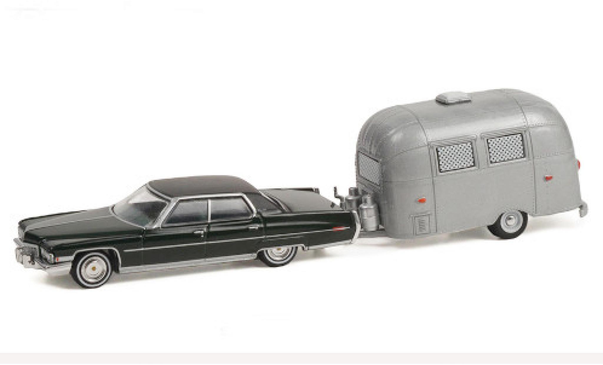 Cadillac Sedan 1/64 Greenlight DeVille groen/zwart 1972 mit Airstream Bambi modelauto