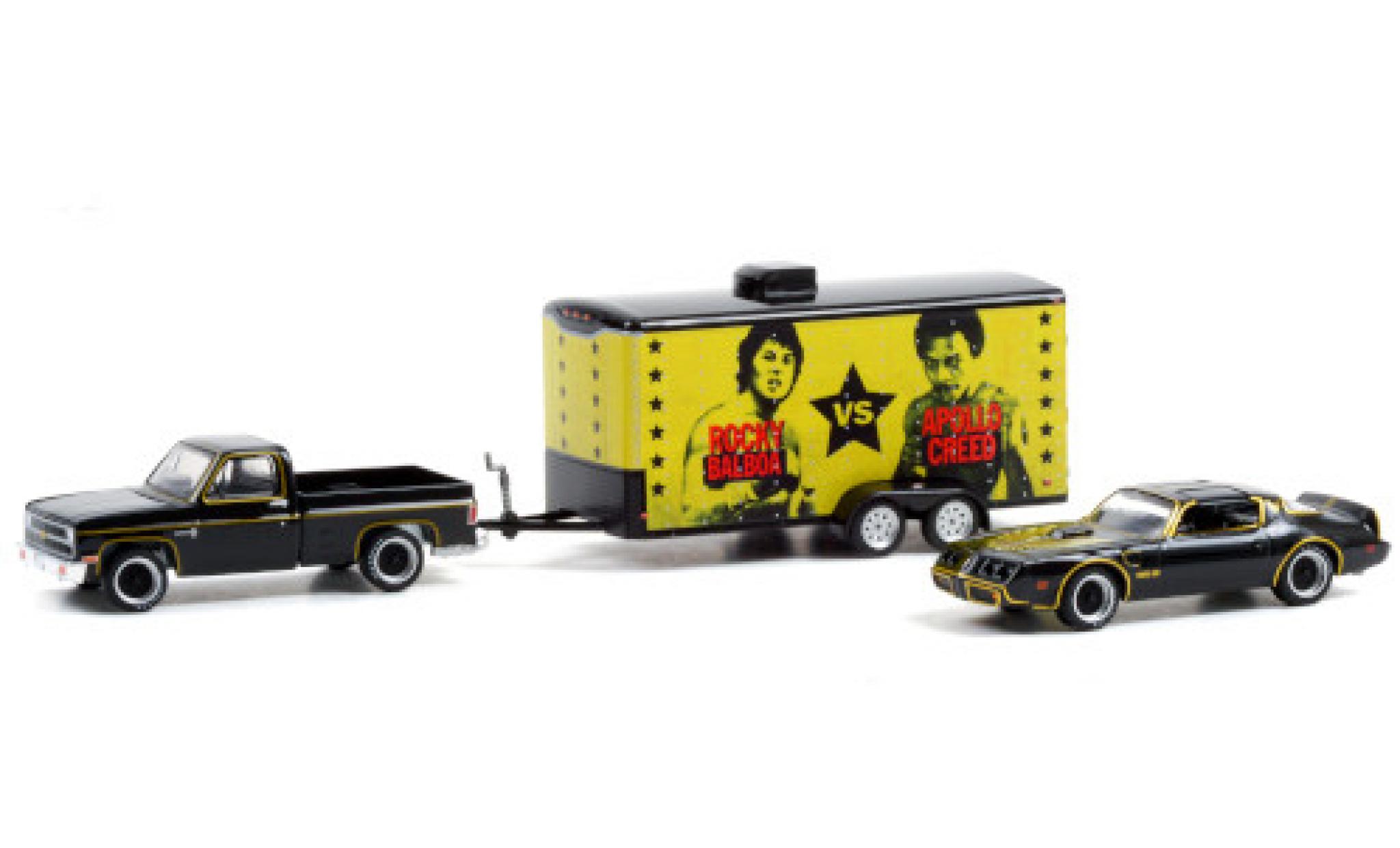 Chevrolet C-10 1/64 Greenlight Custom Deluxe zwart/gold 1981 mit 1979 Pontiac Firebird Trans Am und Zweiachskofferanh&auml;nger Rocky II modelauto
