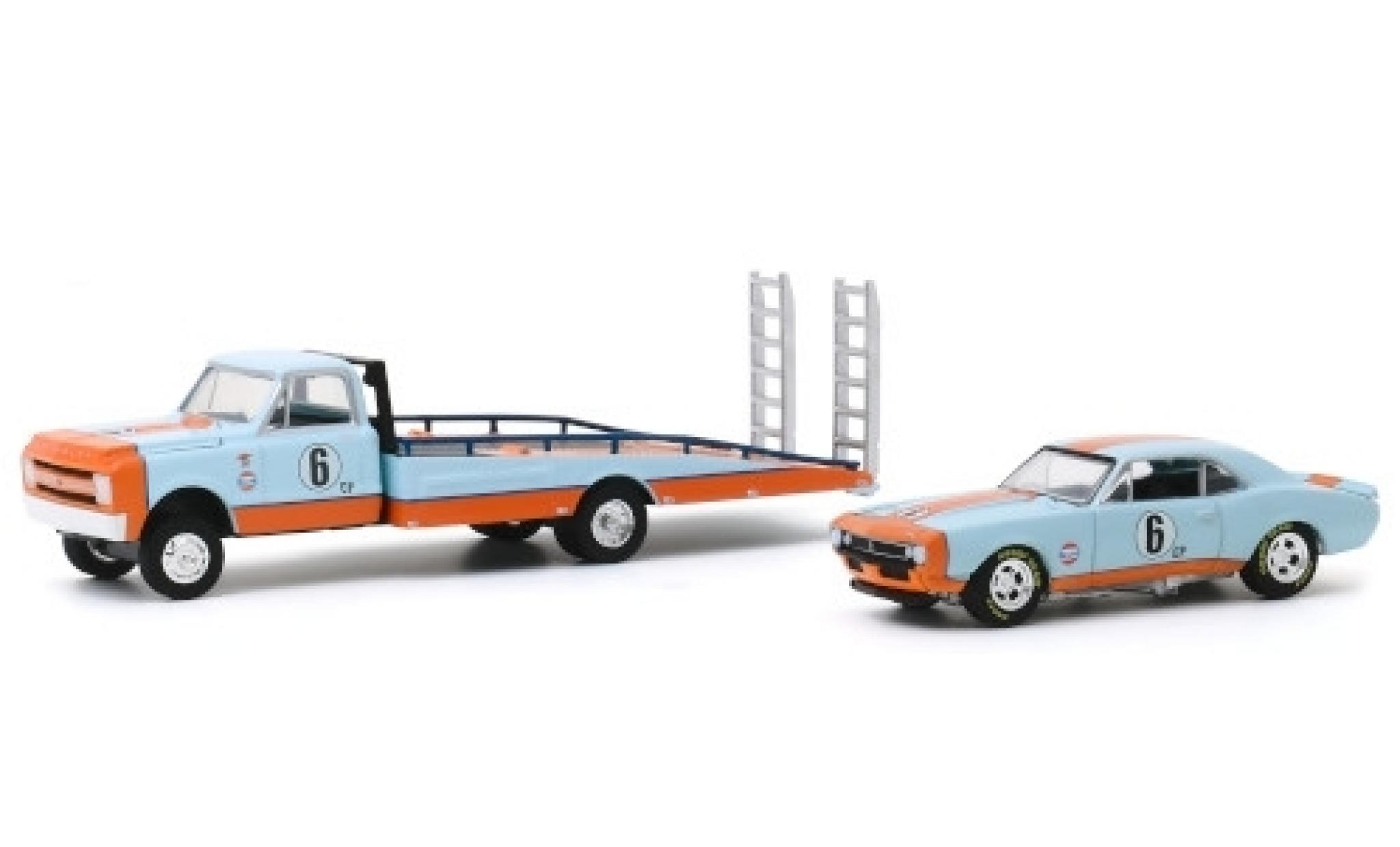 Chevrolet C-30 1/64 Greenlight Ramp Truck blauw/oranje Gulf 1967 avec Camaro No.6 avec Rampes de chargement modelauto