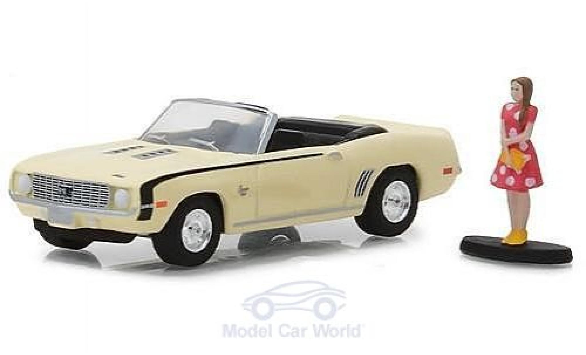 Chevrolet Camaro SS 1/64 Greenlight SS Cabriolet geel 1969 mit einer weiblichen Figur modelauto