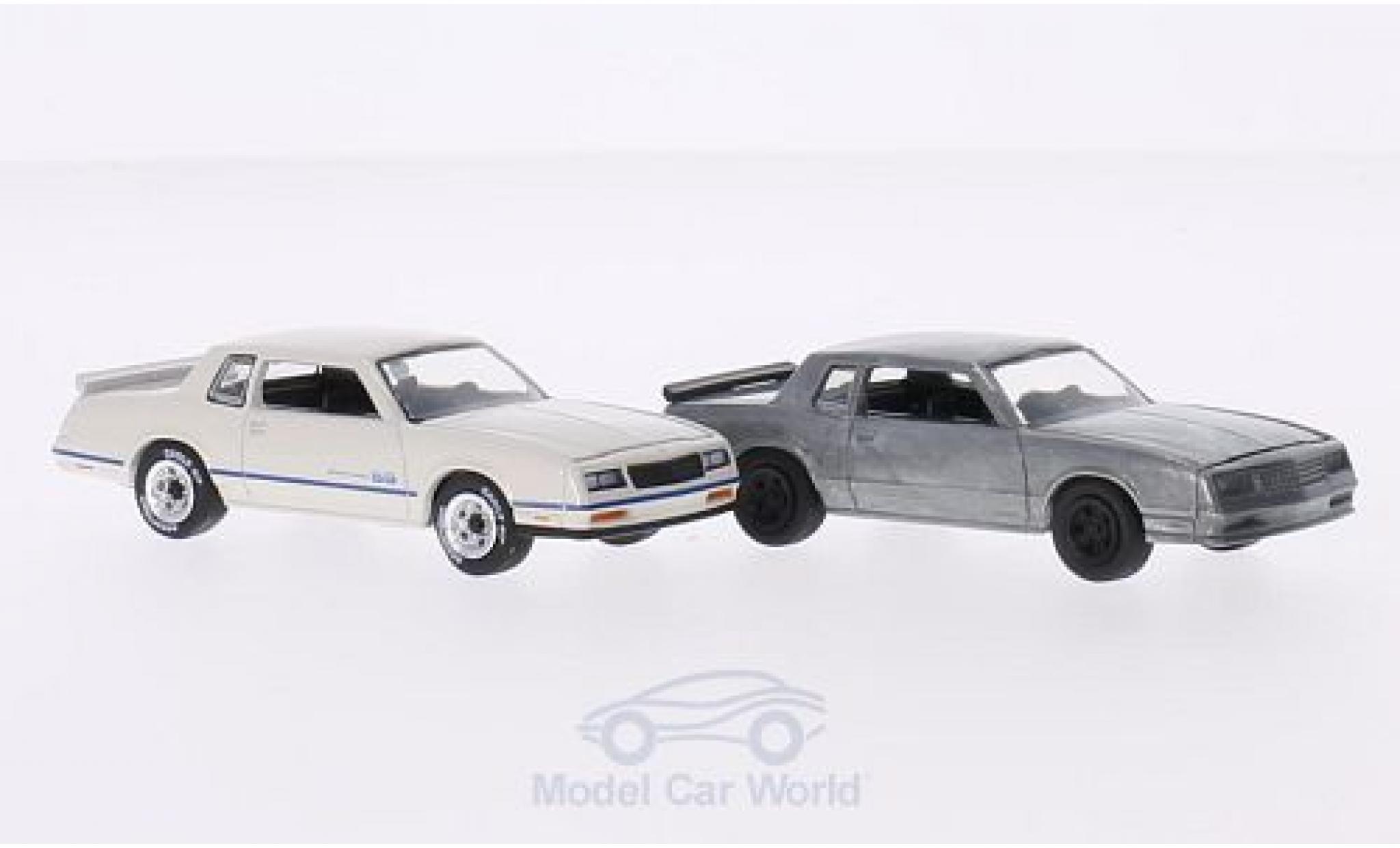 Chevrolet Monte Carlo 1/64 Greenlight SS 1984 2er-Set in PC-Box je 1x wit/blauw und 1x unlackiert FirstCut modelauto