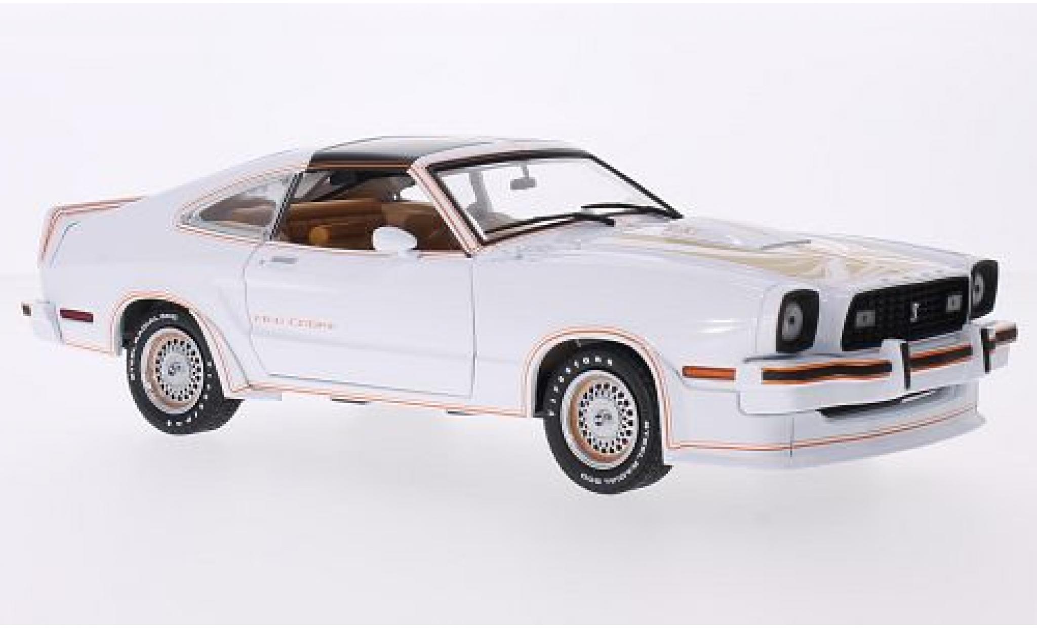 Ford Mustang 1/18 Greenlight II King Cobra wit/gold 1978 modelauto