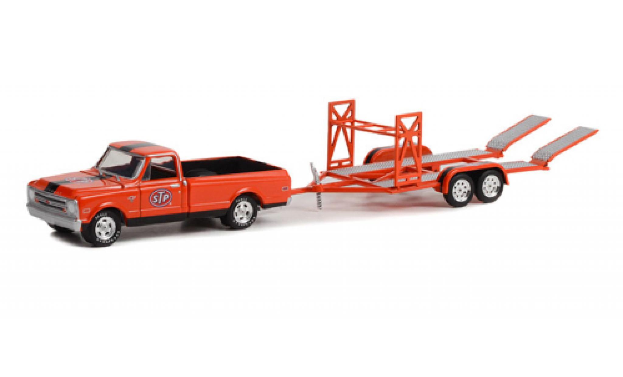 Chevrolet C-10 1/64 Greenlight Pick Up oranje STP 1968 modelauto