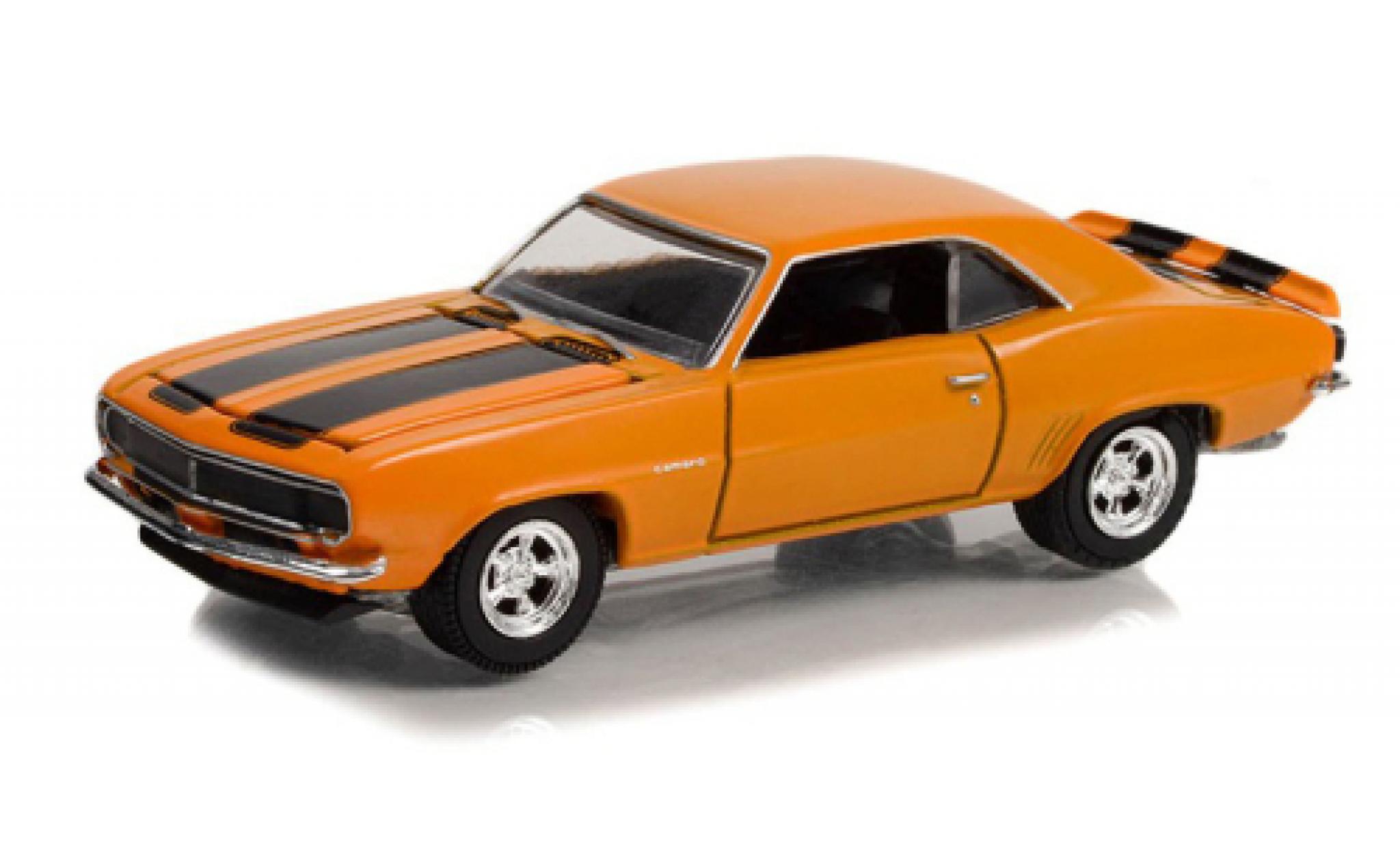 Chevrolet Camaro 1/64 Greenlight RS oranje/zwart Counting Cars 1967 modelauto