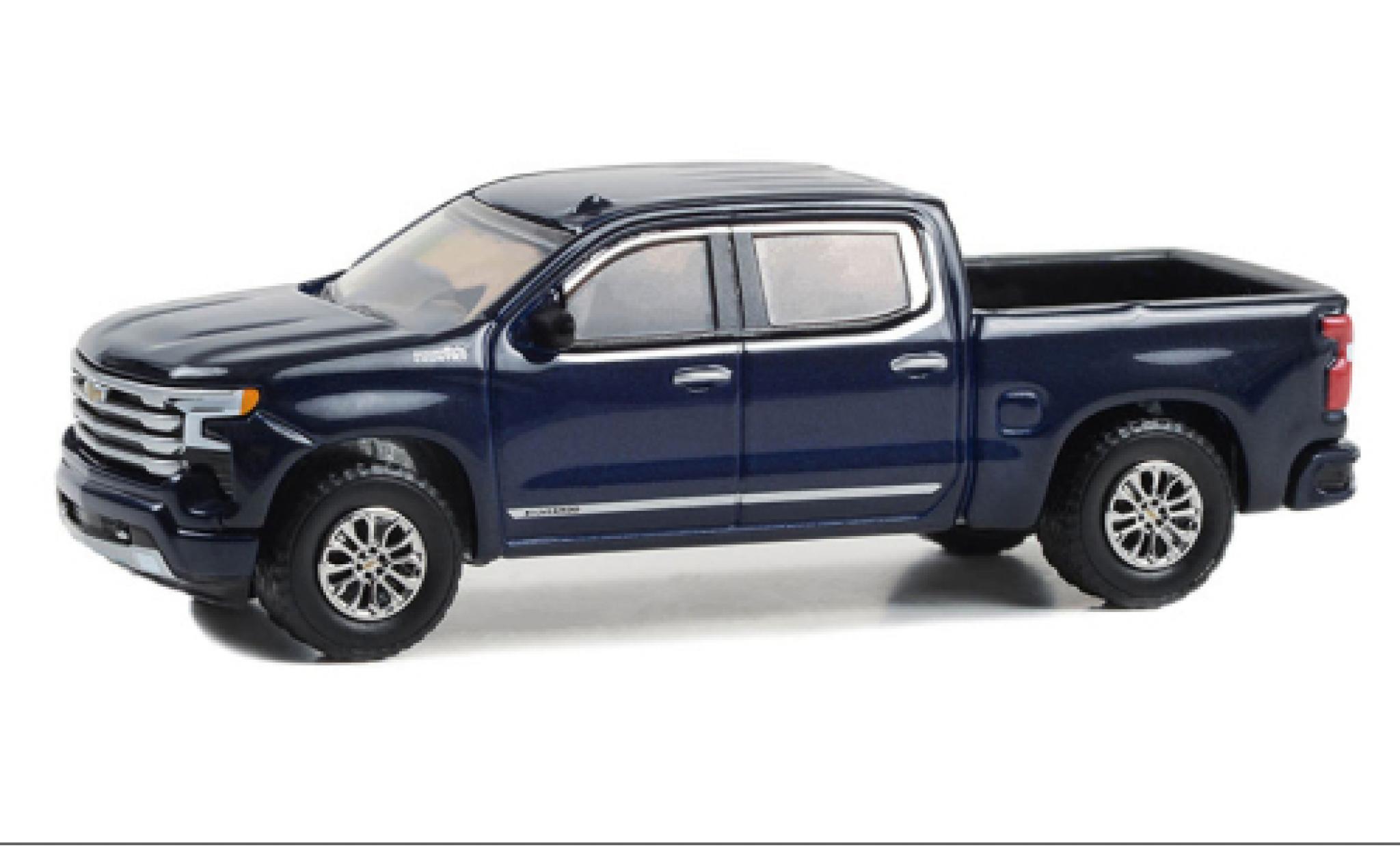 Chevrolet Silverado 1/64 Greenlight haut Country blauw fonc&eacute; 2023 modelauto