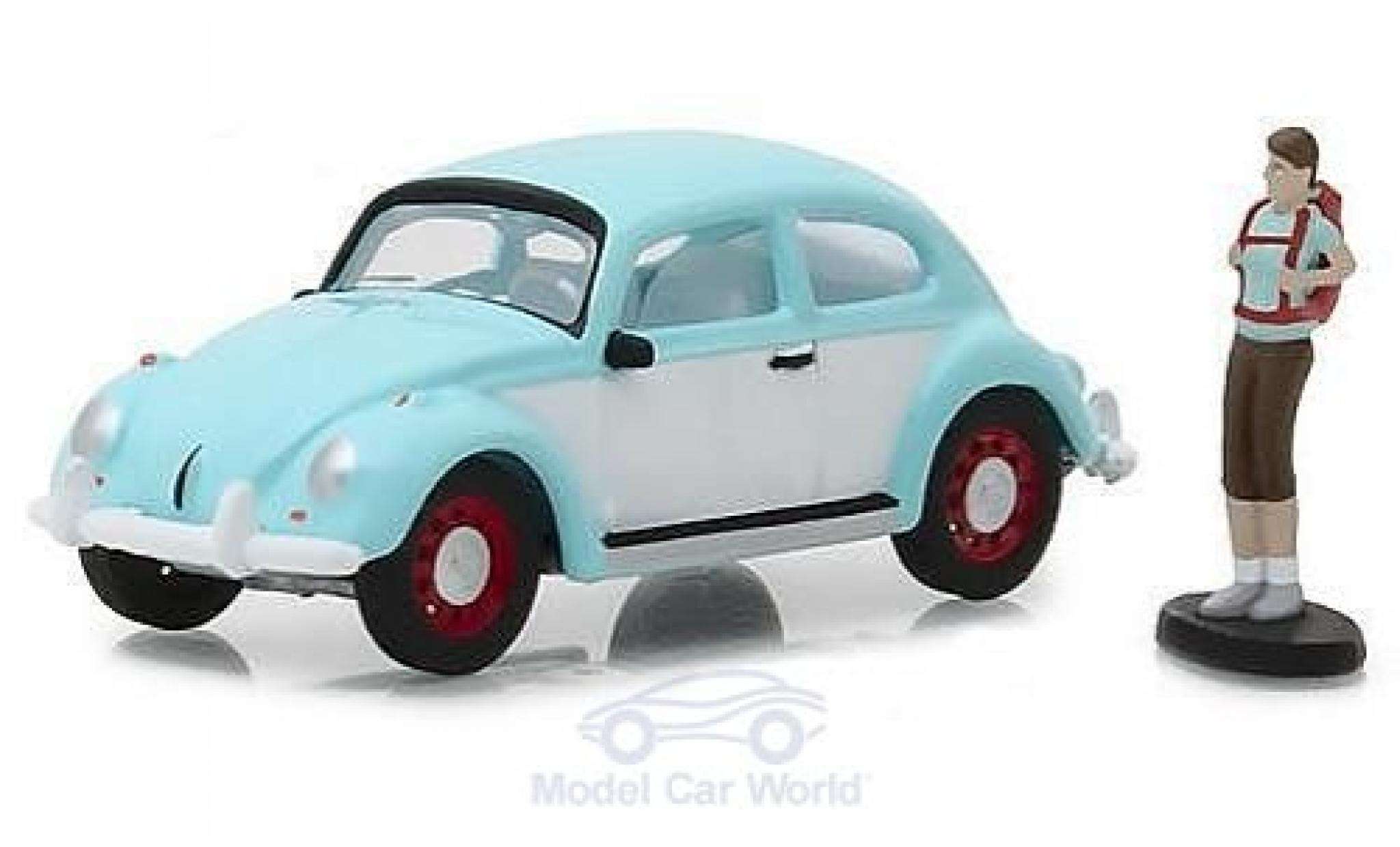 Volkswagen Beetle 1/64 Greenlight blauw/wit mit einer m&auml;nnlichen Figur modelauto