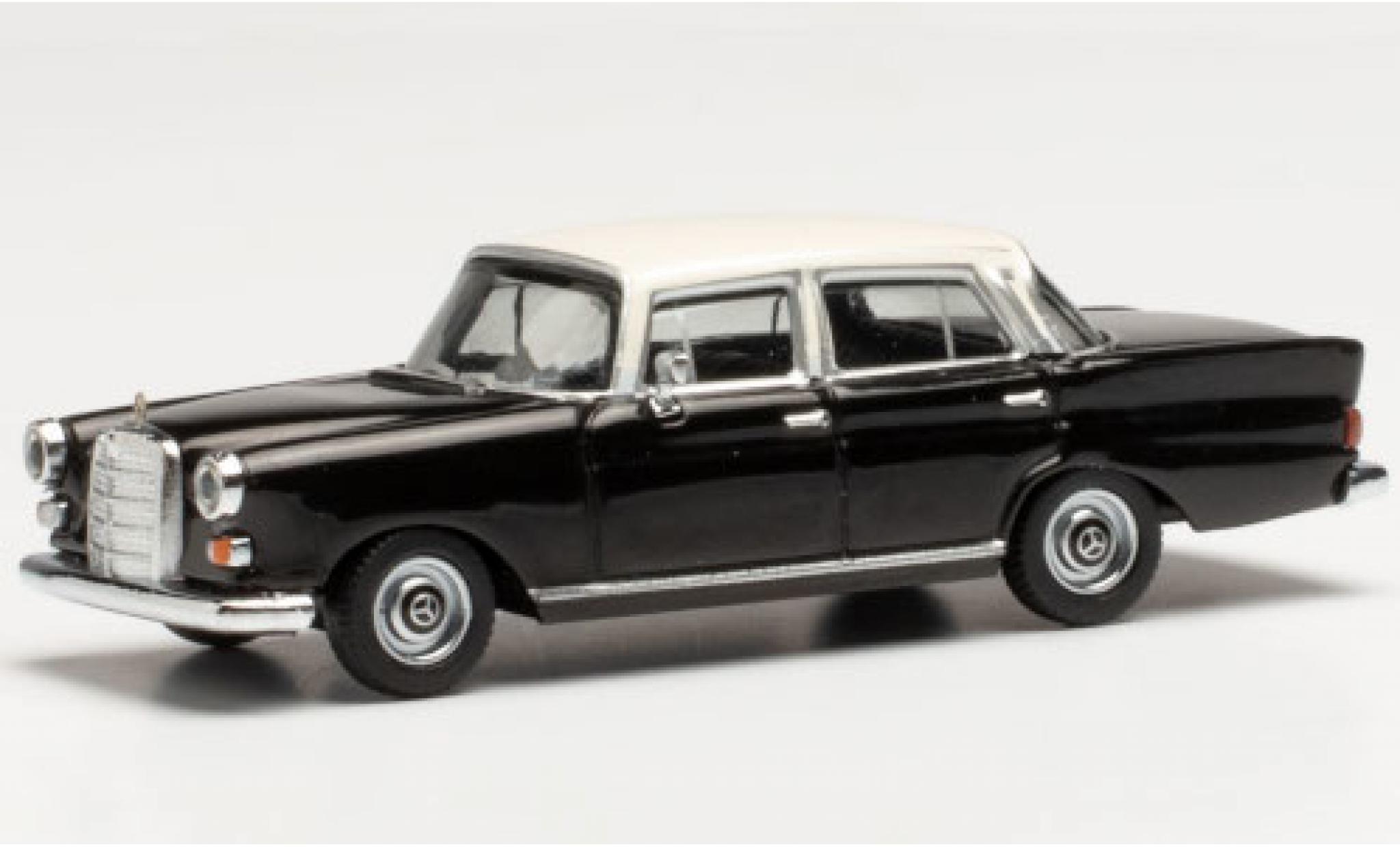 Mercedes 200 1/87 Herpa (W110) zwart/wit modelauto