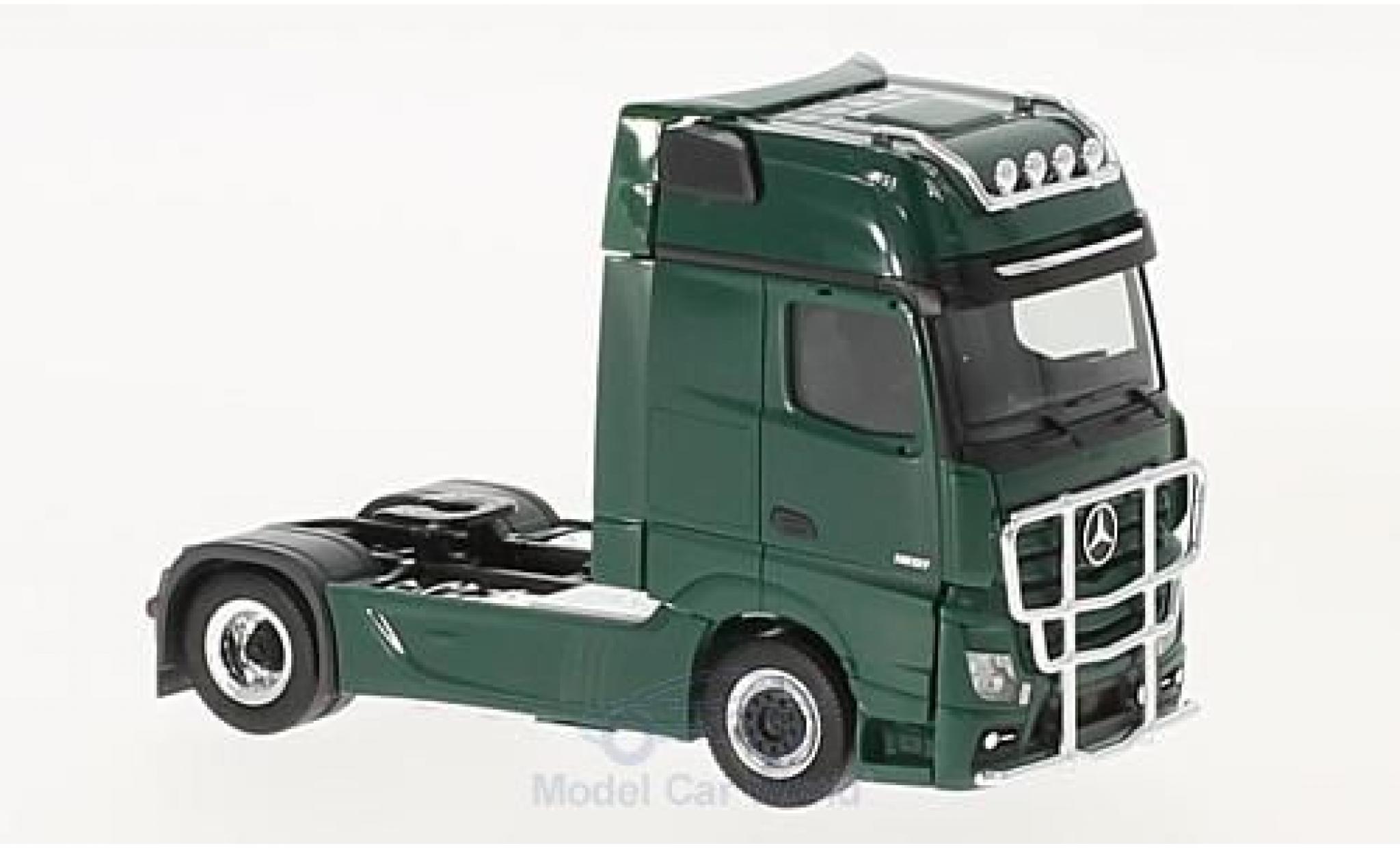 Mercedes Actros 1/87 Herpa Gigaspace Zugmaschine groen 2011 mit Lampenb&uuml;gel & Rammschutz modelauto