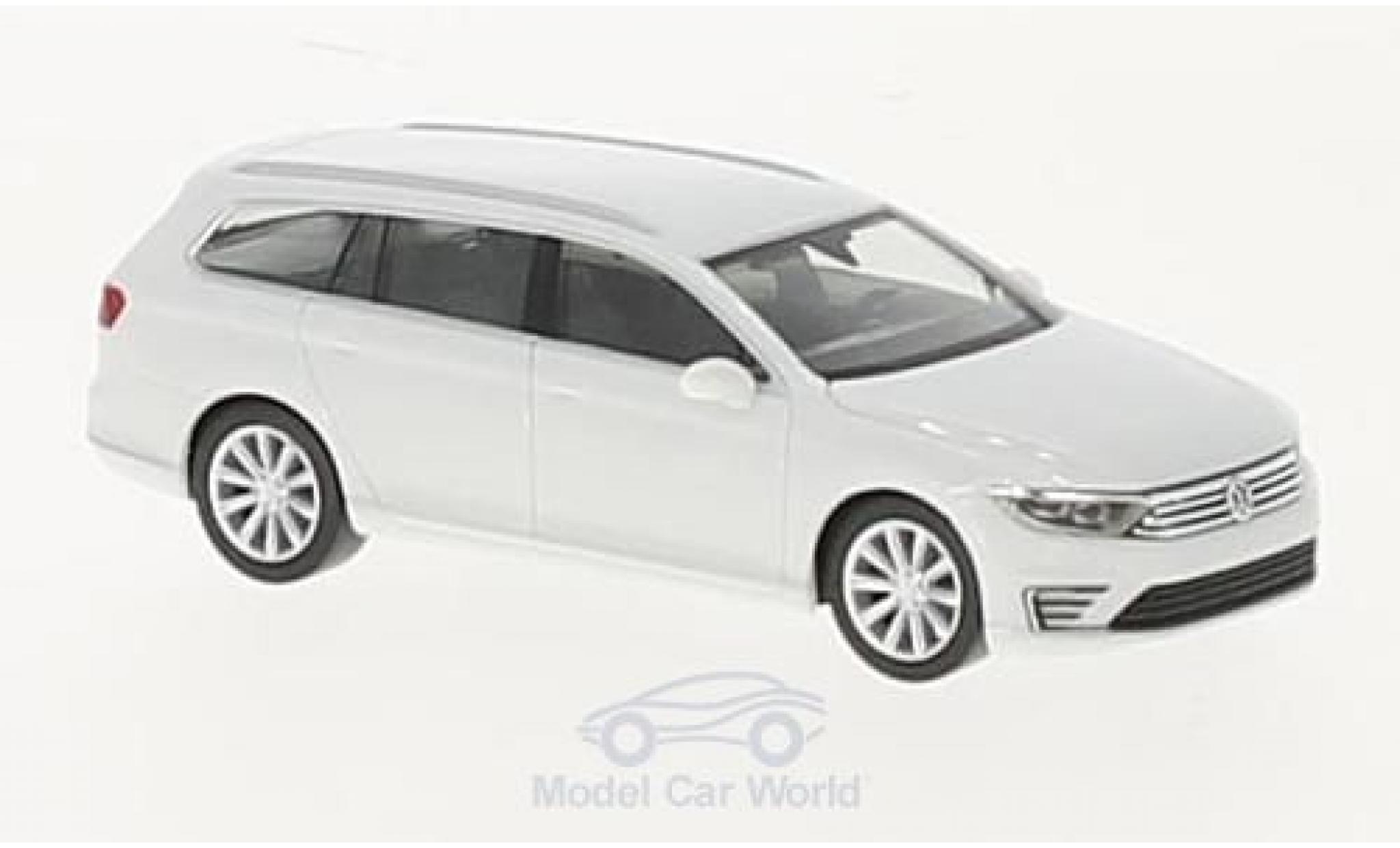 Volkswagen Passat 1/87 Herpa Variant GTE wit modelauto