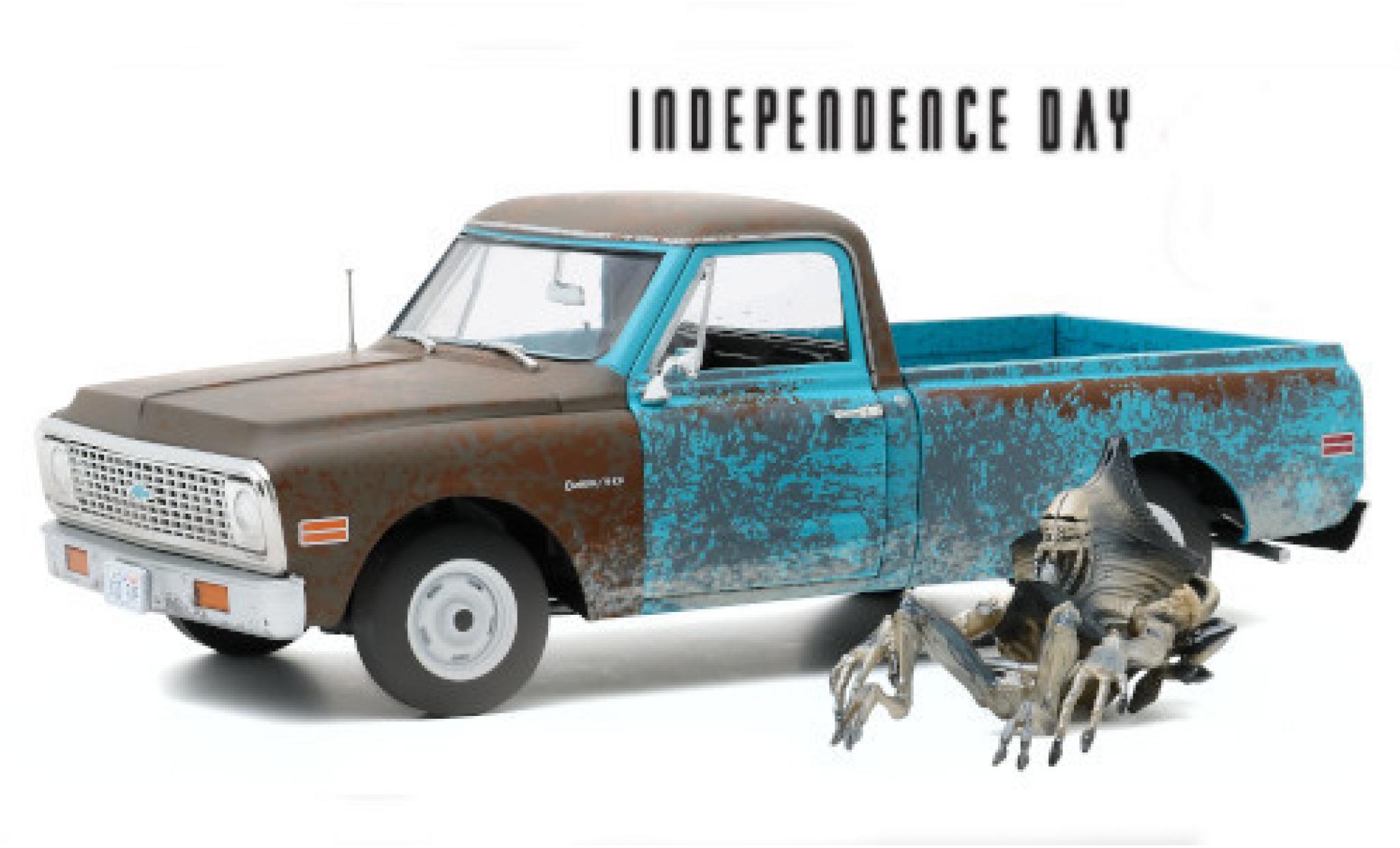 Chevrolet C-10 1/18 Highway 61 blauw/grijs Independence Day 1971 avec traces d et Alien-figurine modelauto