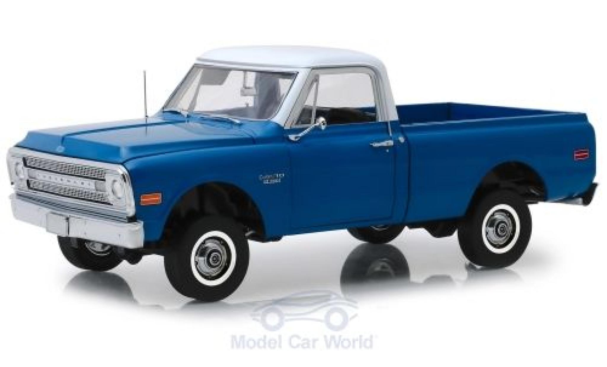 Chevrolet C-10 1/18 Highway 61 Pick Up blauw/wit 1970 with Lift Kit modelauto