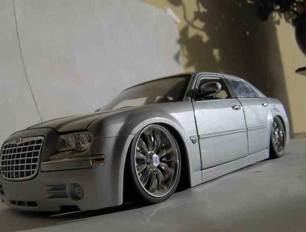 Chrysler 300C 1/18 Maisto dub grijs modelauto